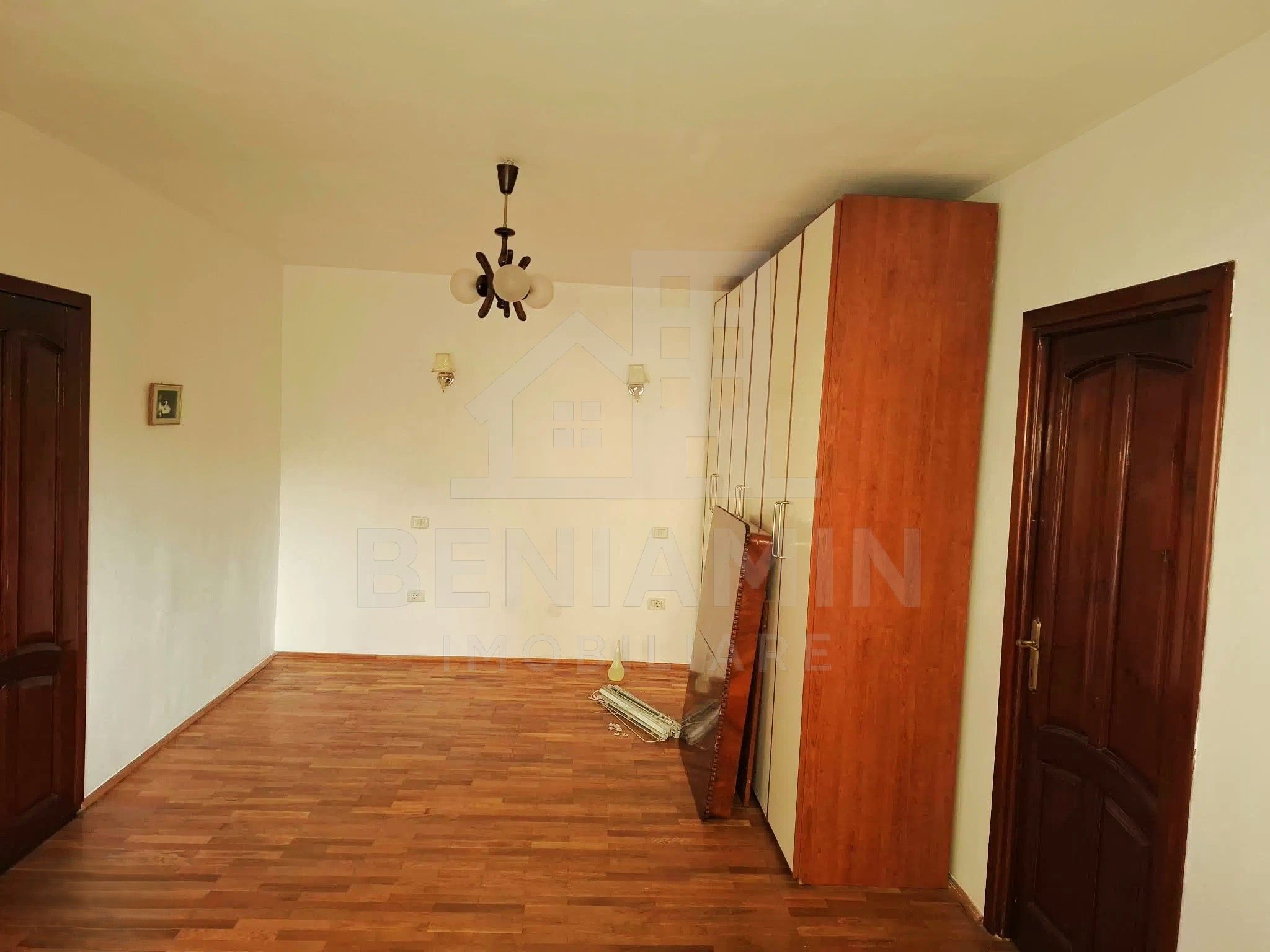 4 Camere - 80mp Etaj 1 Centrala - Loc de Parcare -  Zona Triaj-Harman — fotografia 3