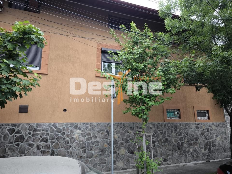 Casă P+E+M + corp secundar , 240 mp teren , 2 garaje