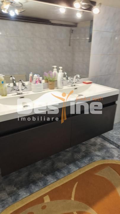 Casă P+E+M + corp secundar , 240 mp teren , 2 garaje — fotografia 7
