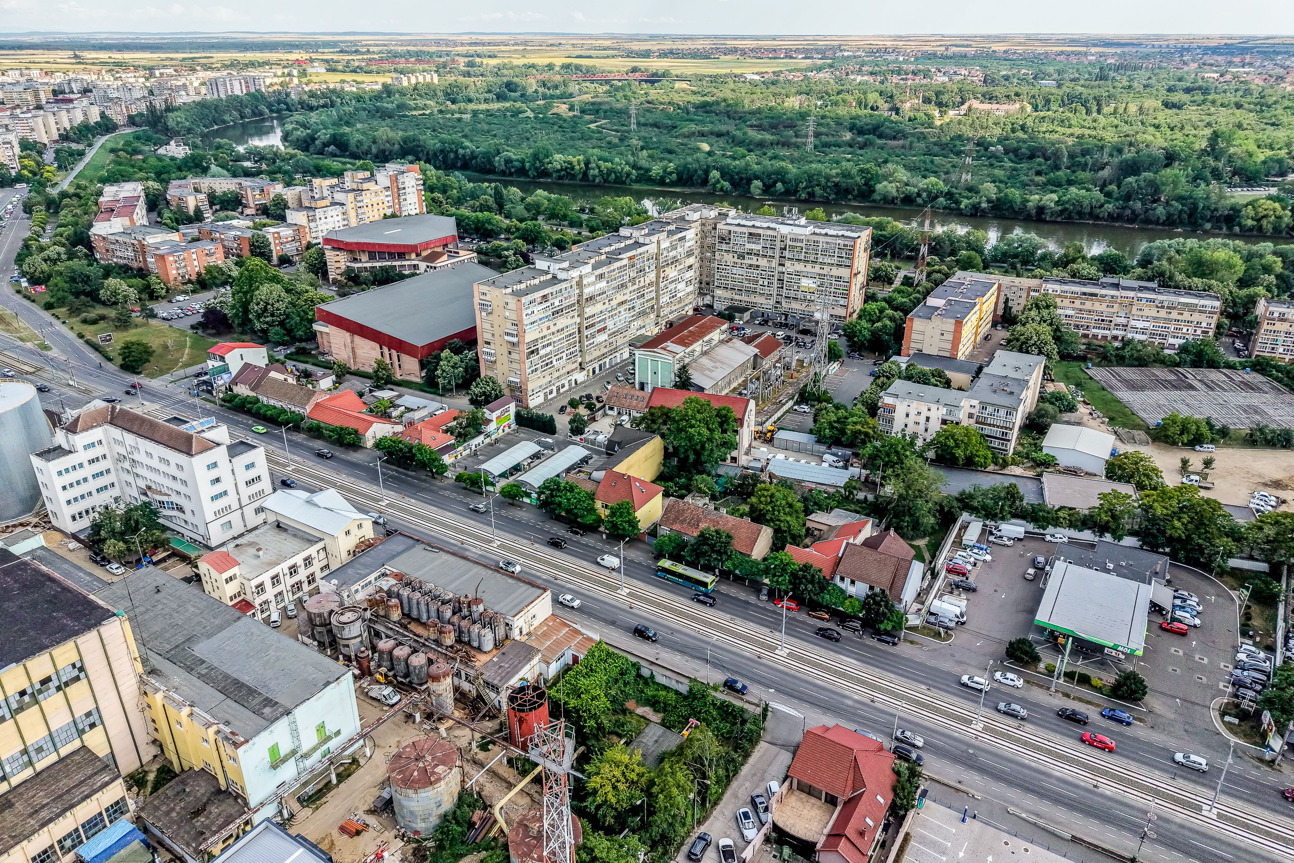 Imobil versatil D+P+E+M | Arteră principală Arad | Curte cu acces auto — fotografia 11