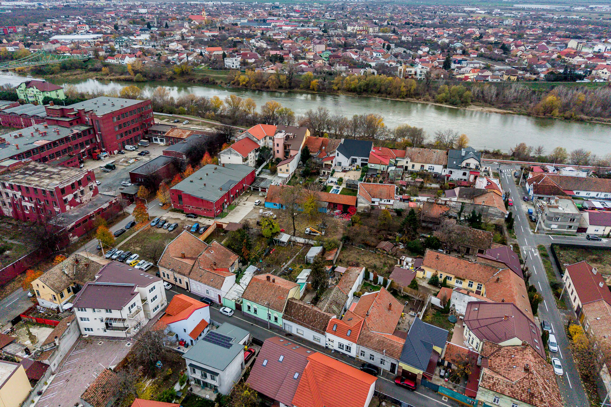 PREȚ REDUS! Casă cu teren de 750 mp, pe Malul Mureșului — fotografia 2