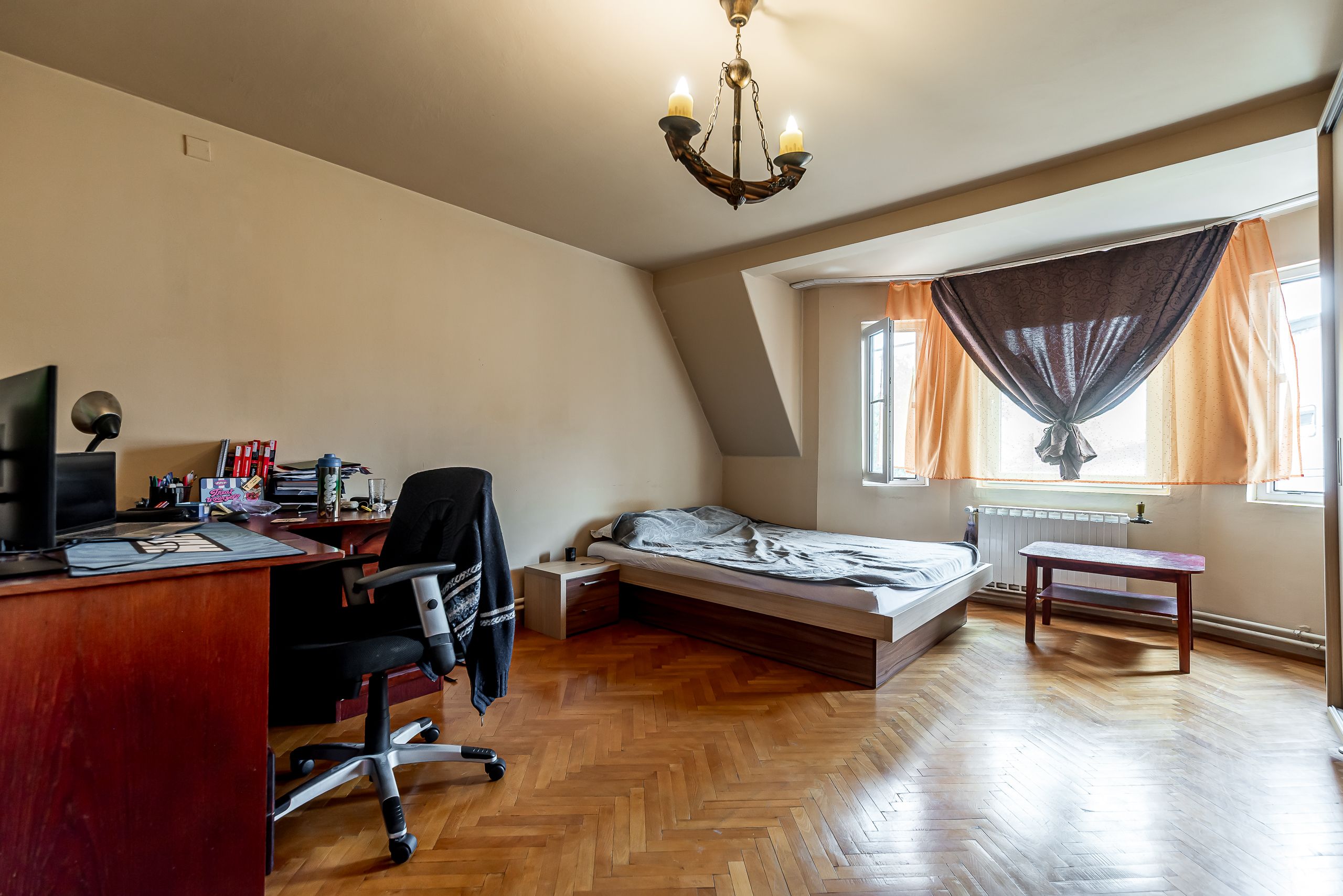 Casa Solida cu Mansarda in Zona Excelenta Parneava — fotografia 6