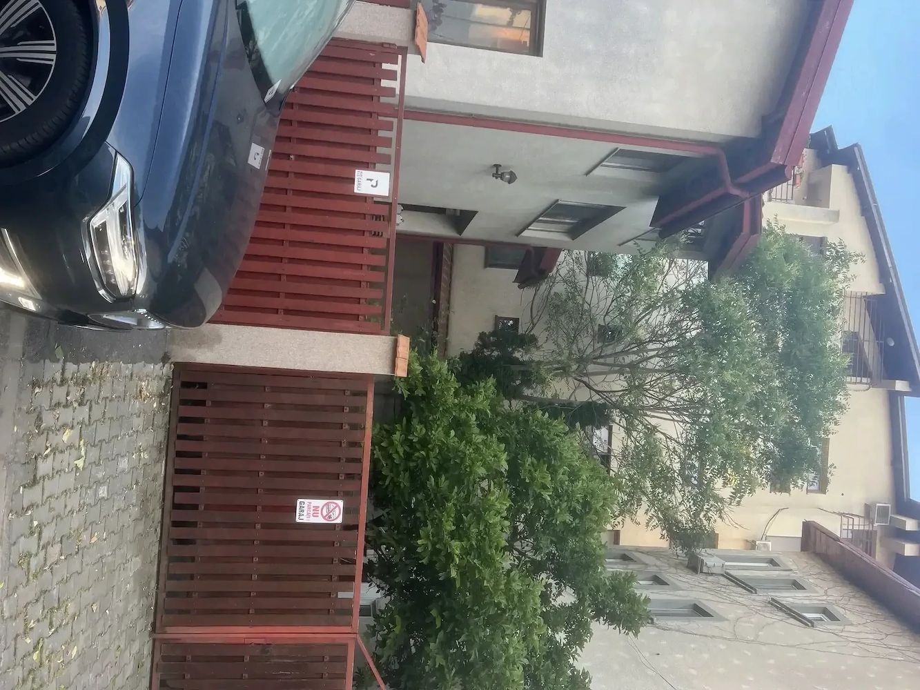 Vilă tip duplex de închiriat | Spatiu birouri | Curte si parcare — fotografia 2