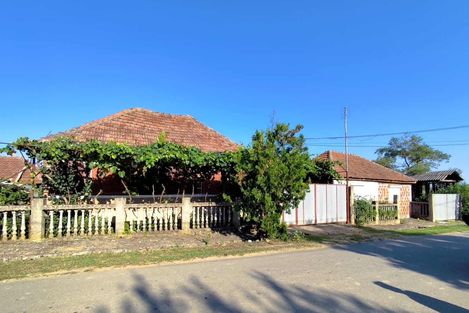Casa la tara, Calea Mare, Bihor, teren mare, 2 intrari auto – vanzare