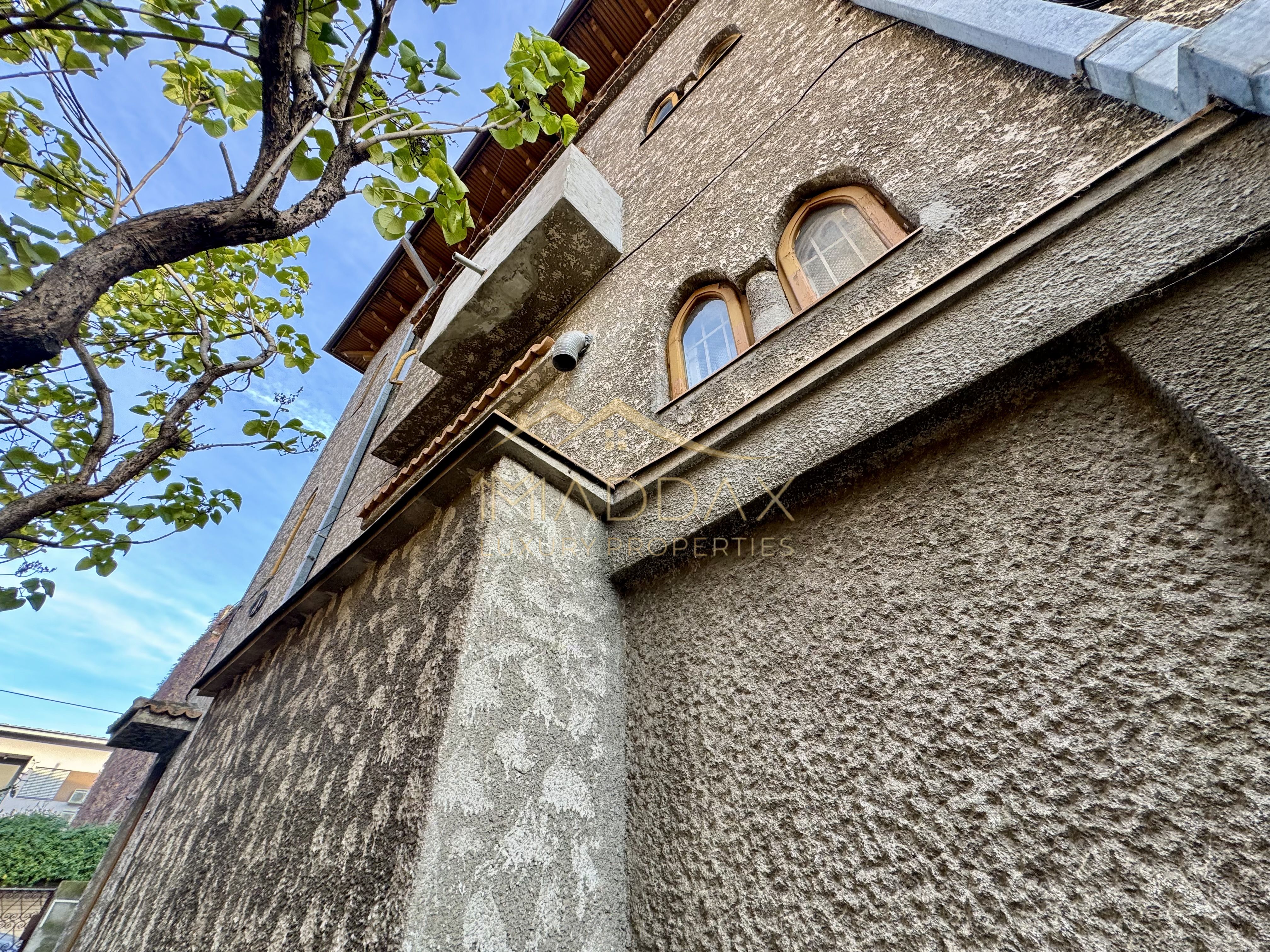 Vila cu 6 camere *310mp* + Garaj // Primăverii