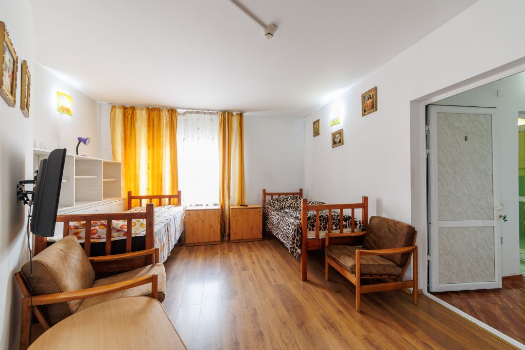De inchiriat CASA spatioasa si curte proprie Gavana -Alunului — fotografia 16
