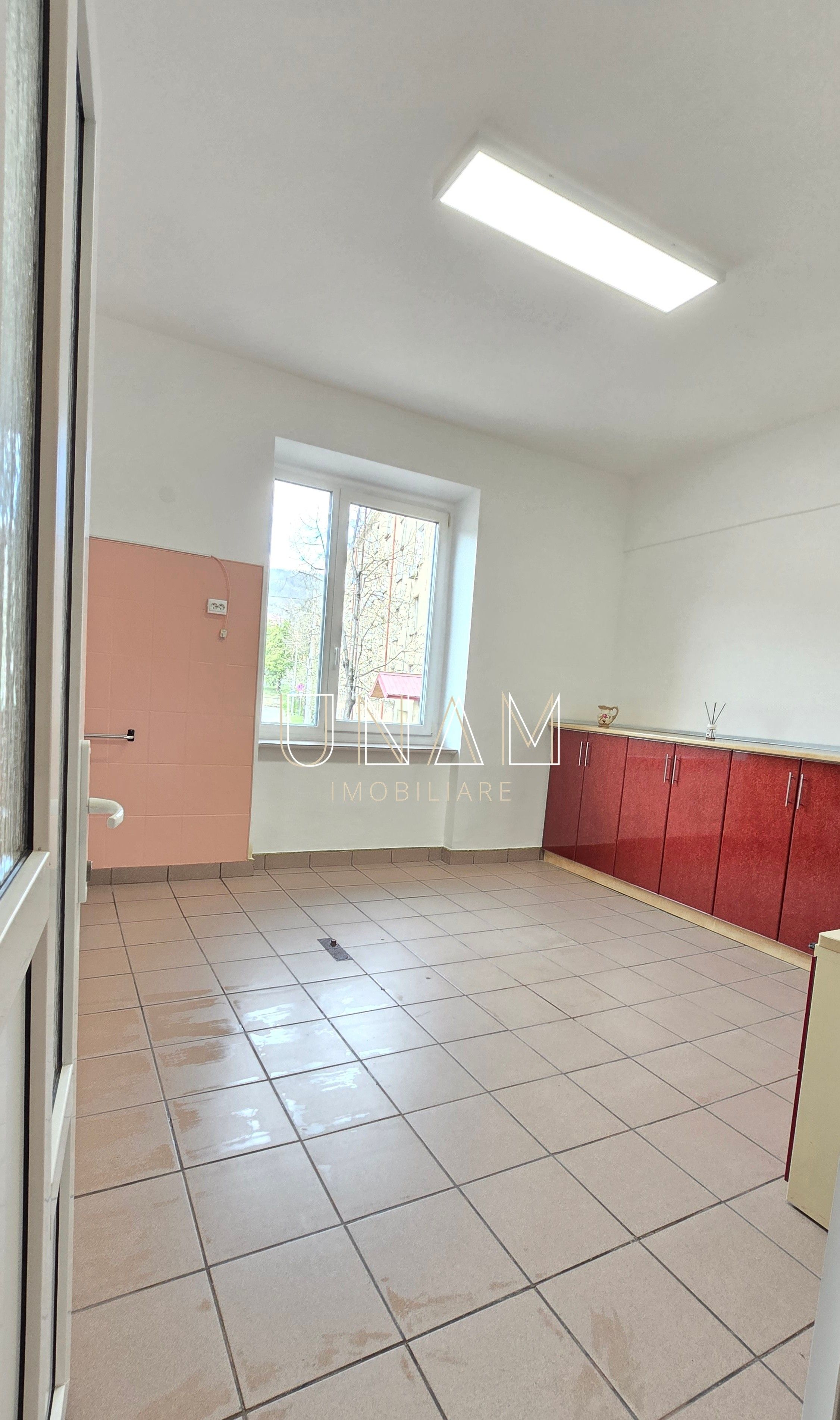 Spatiu de vanzare cu chirias activ | Blocul 800 | Resita — fotografia 6