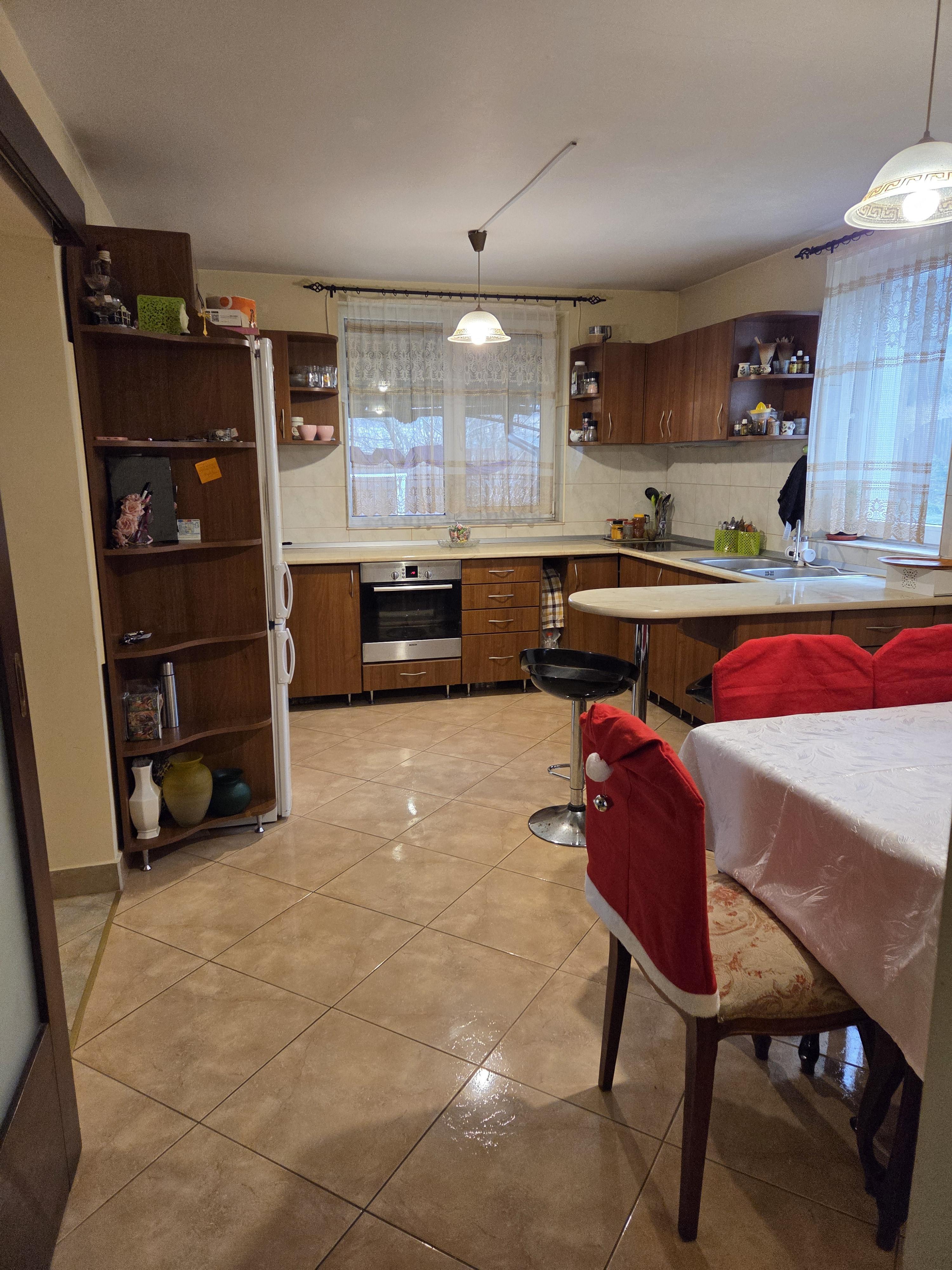 Vand casa mare cu 5 camere,singur in curte,2 garaje la subsol,teren 1960 mp,in Unirii,strada Marului,pozitie excelenta.
