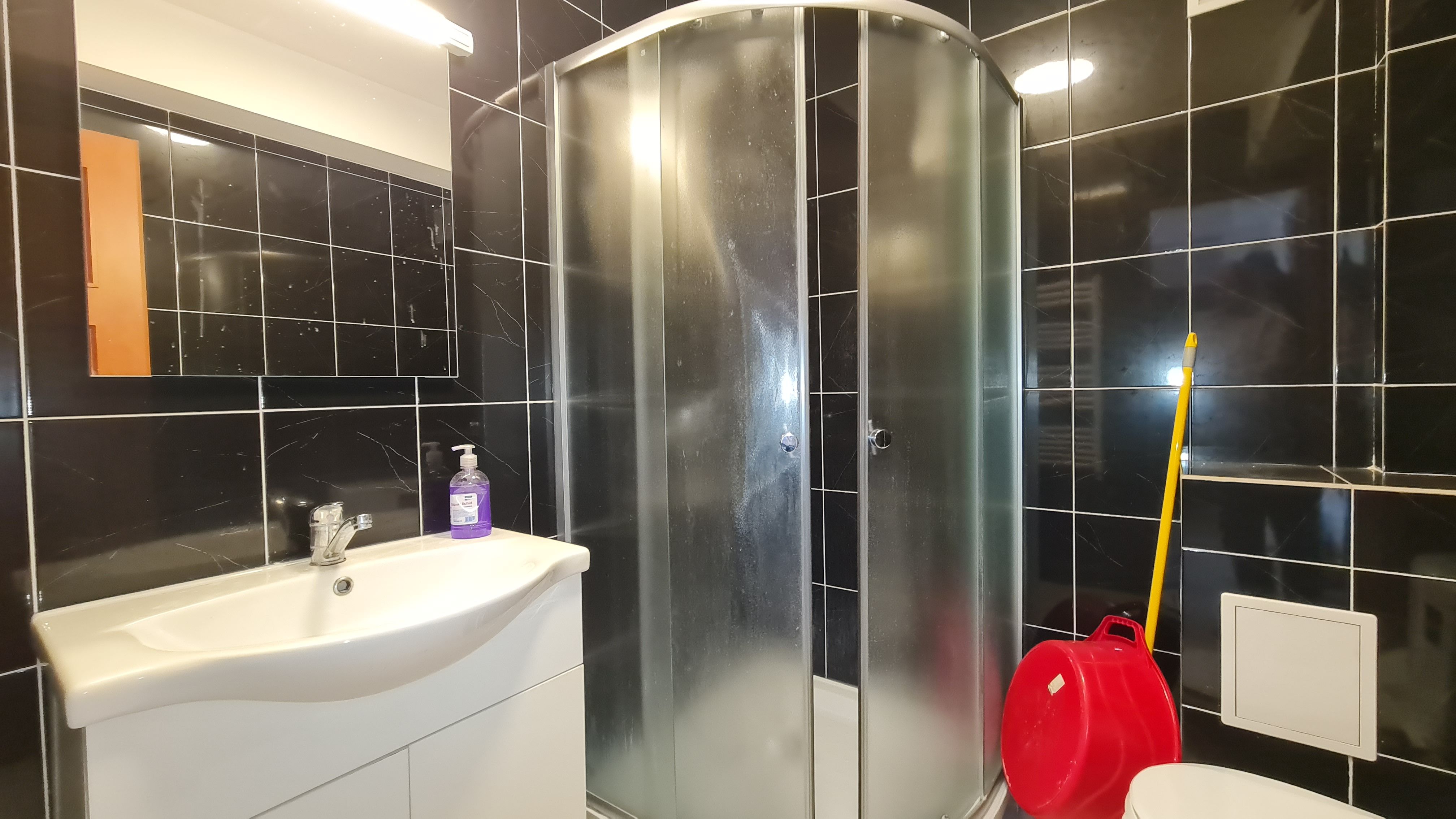 Garsoniere si apartamente de inchiriat- pretabil muncitori! — fotografia 15