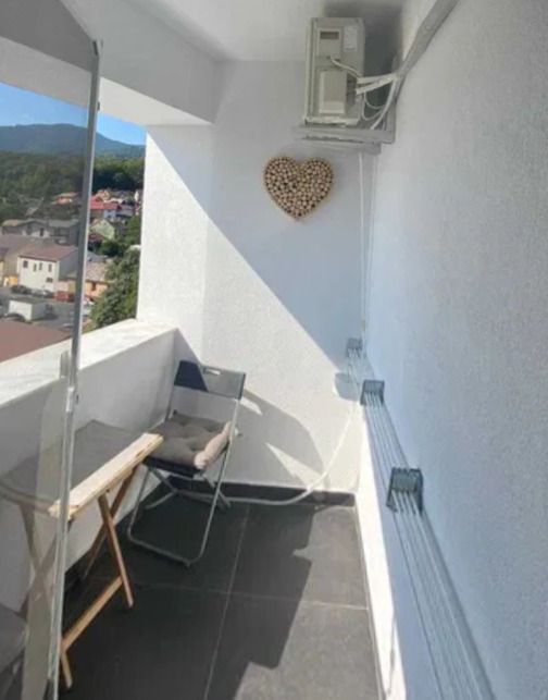 Un apartament care bifează exact ce contează spațiu lumină liniște și parcare — fotografia 2