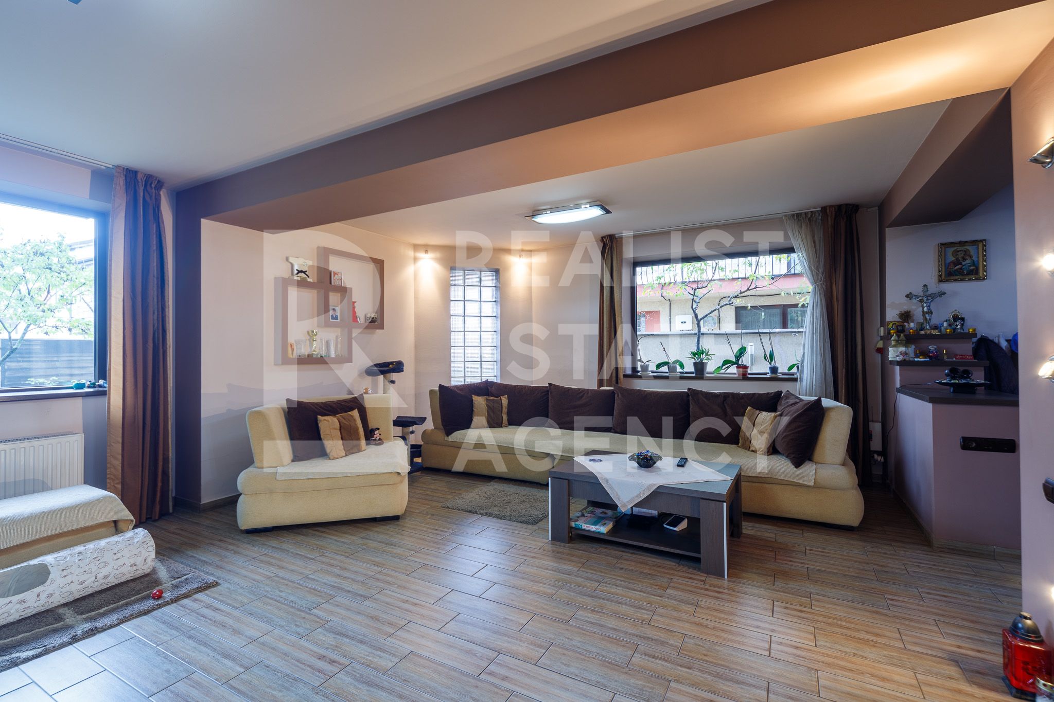 Vânzare, Duplex, 8 camere, zona Militari