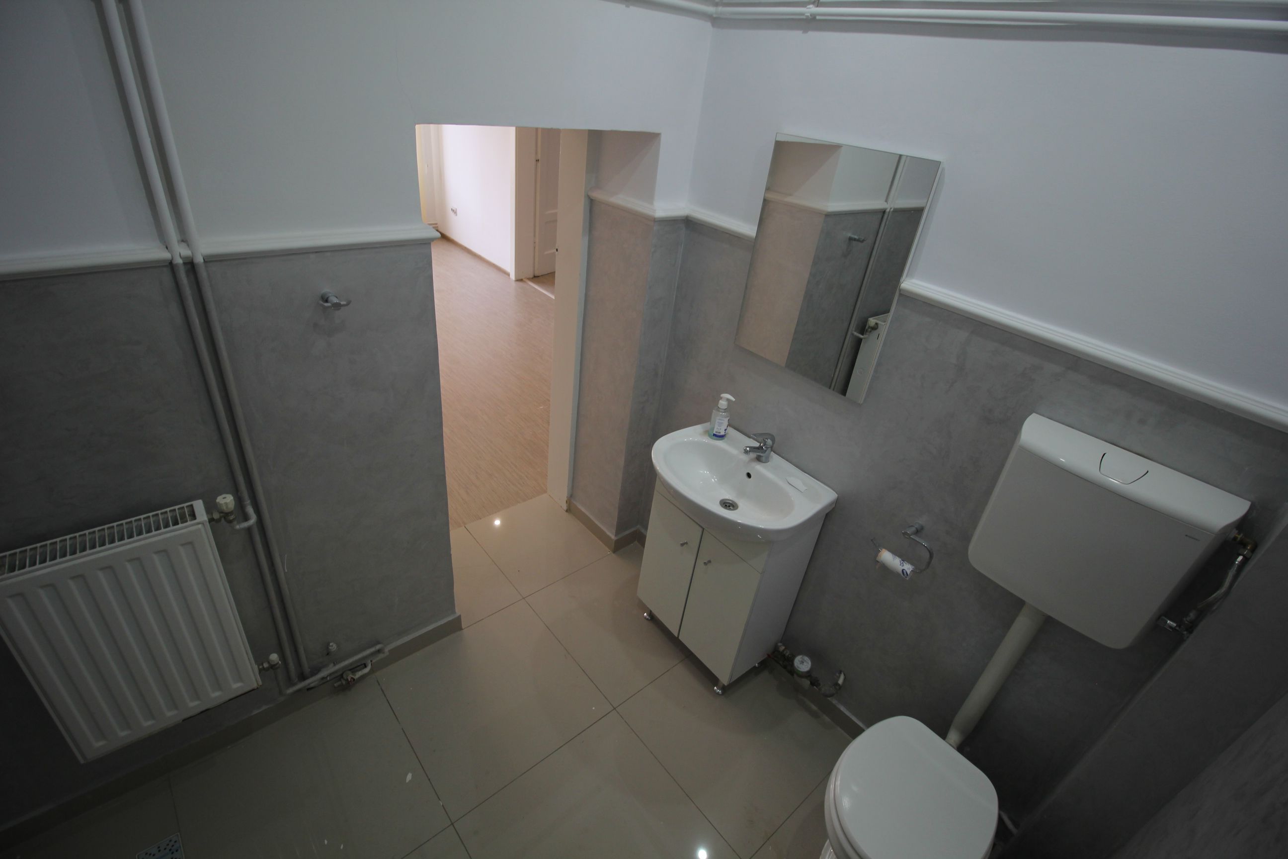 Spatiu birouri 4 camere, 2 băi,100 mp. zona centrală — fotografia 7