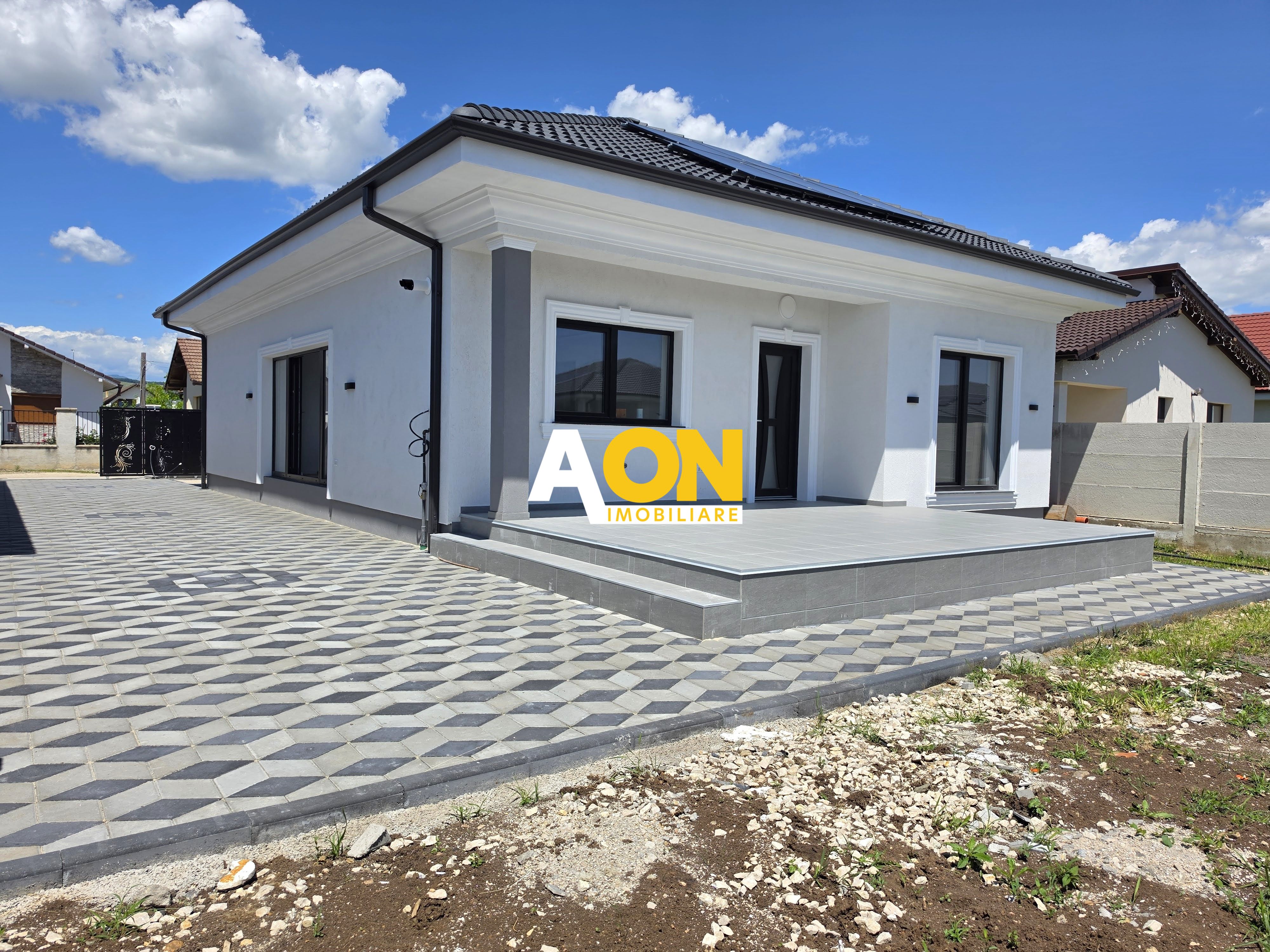 Casă 4 camere, 425 mp teren, panouri solare, cartier Orizont