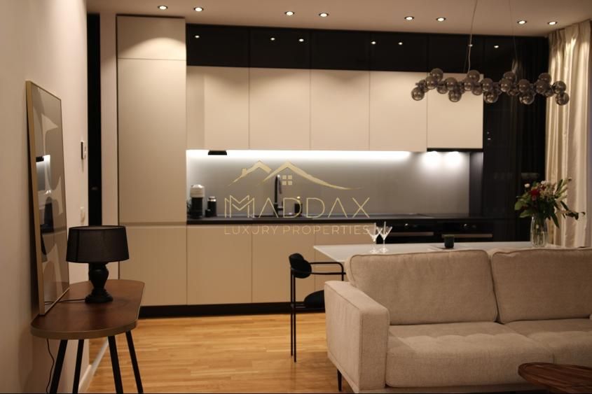 Luxuria Residence: Apartament Impecabil cu 3 Camere, Terasă de 15mp și Parcare