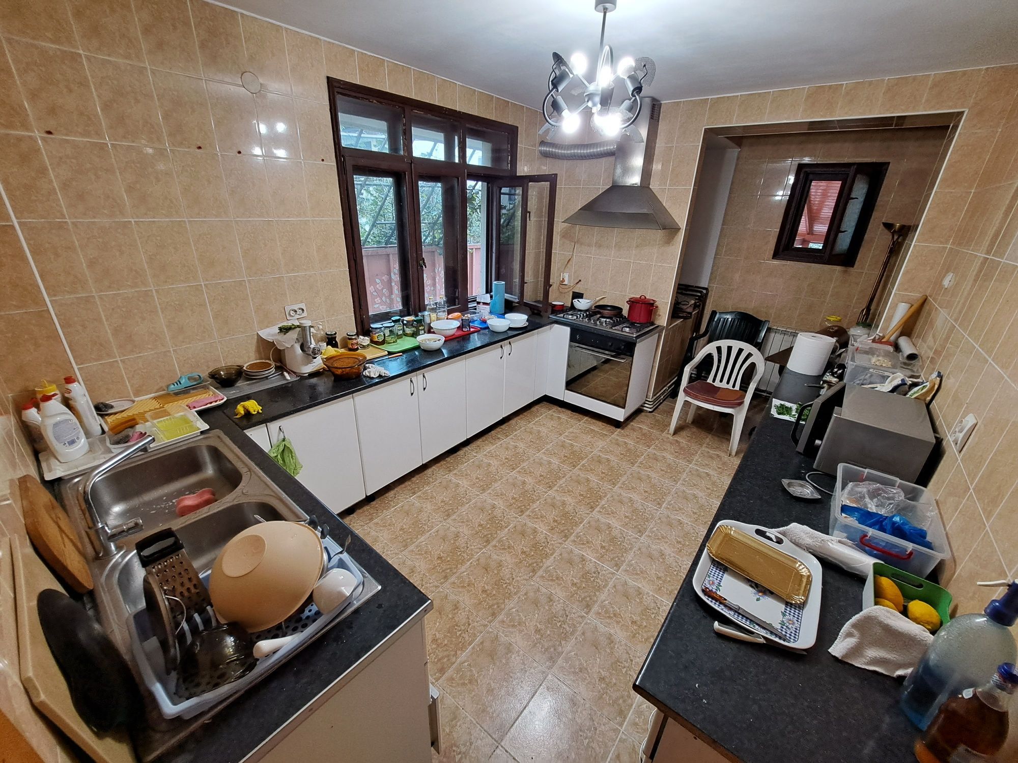 Vând casă cu demisol , parter + 2 etaje și teren în sector 4 — fotografia 2