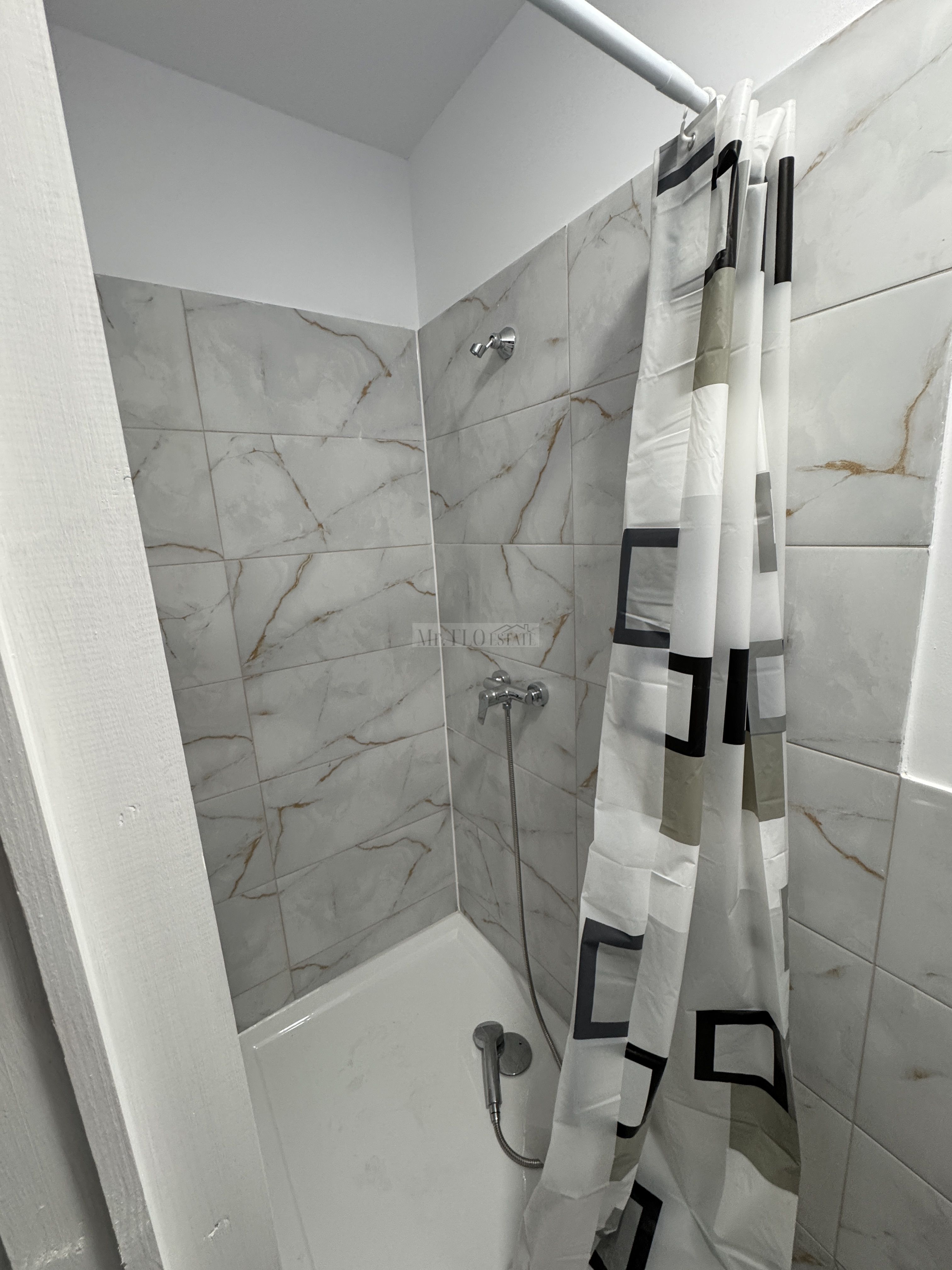 Vând clădire de apartamente + spațiu comercial - Comision 0% — fotografia 9