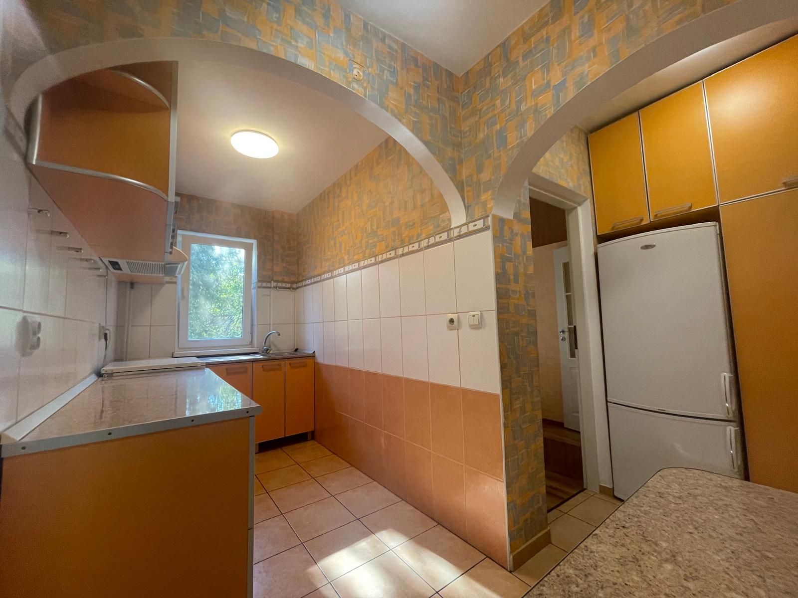 Ap 3 camere, renovat, mobilat, utilat, etaj 2, Rogerius-Pret 93900 eur — fotografia 2