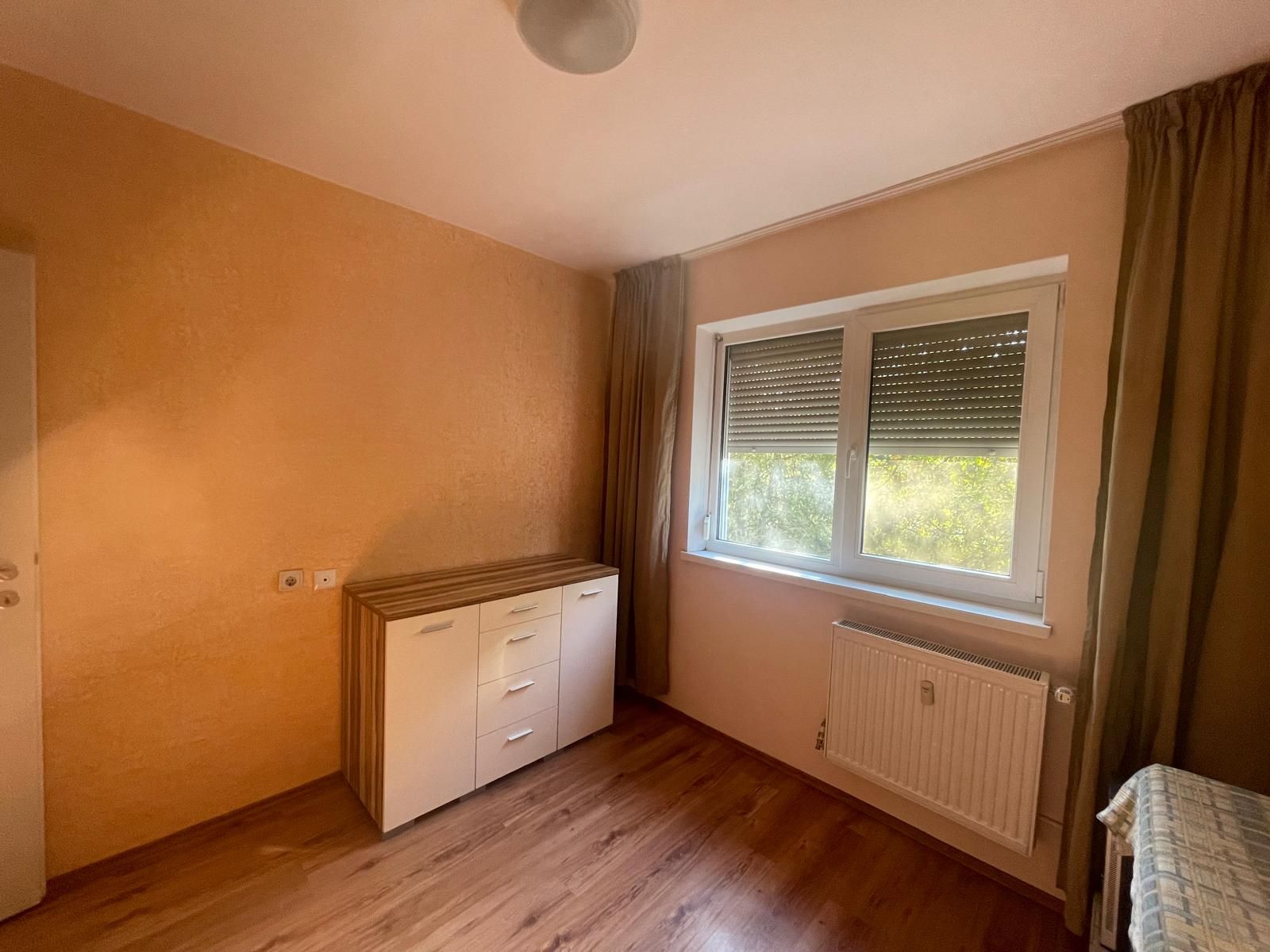 Ap 3 camere, renovat, mobilat, utilat, etaj 2, Rogerius-Pret 93900 eur — fotografia 3