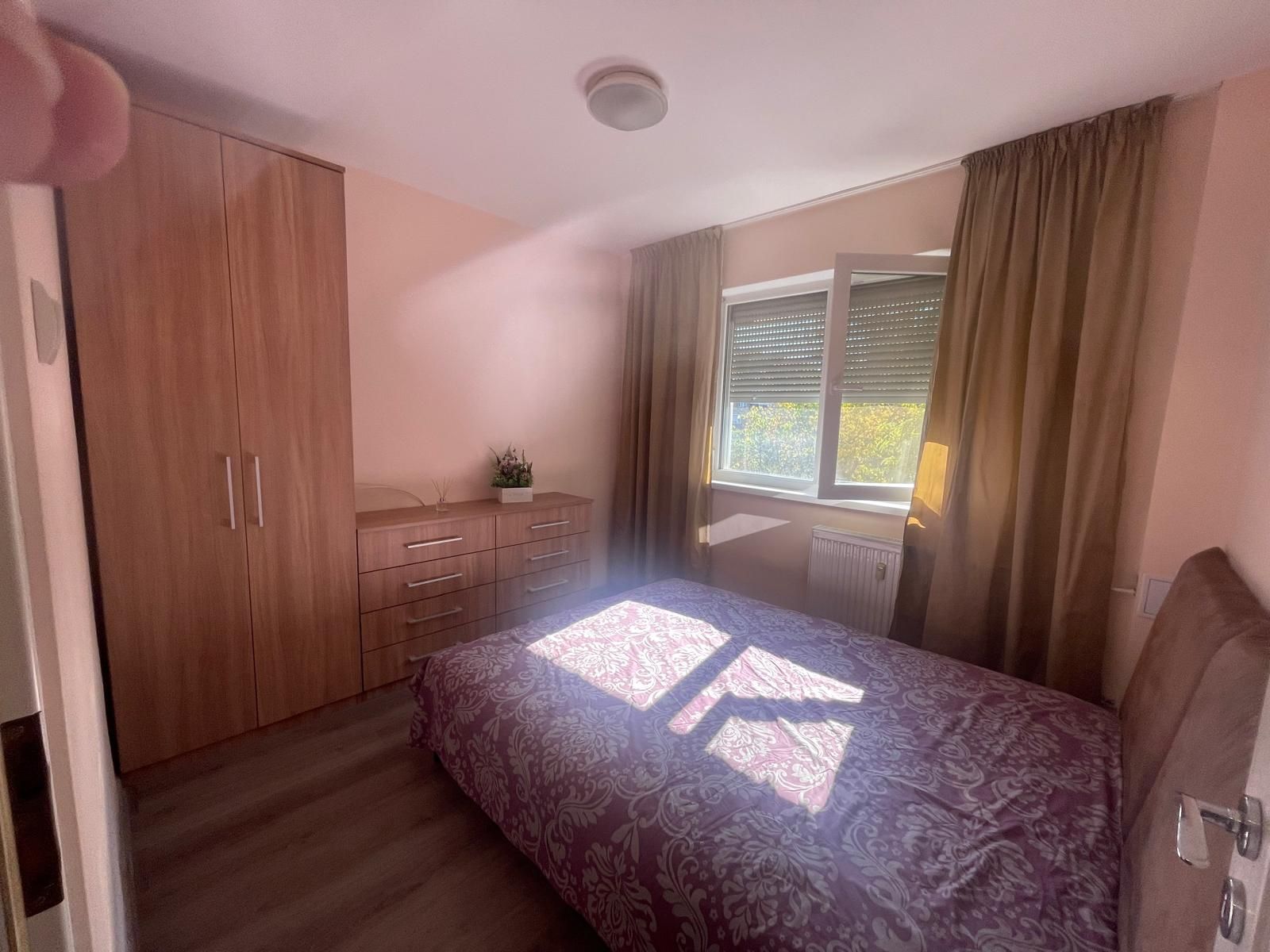 Ap 3 camere, renovat, mobilat, utilat, etaj 2, Rogerius-Pret 93900 eur — fotografia 4