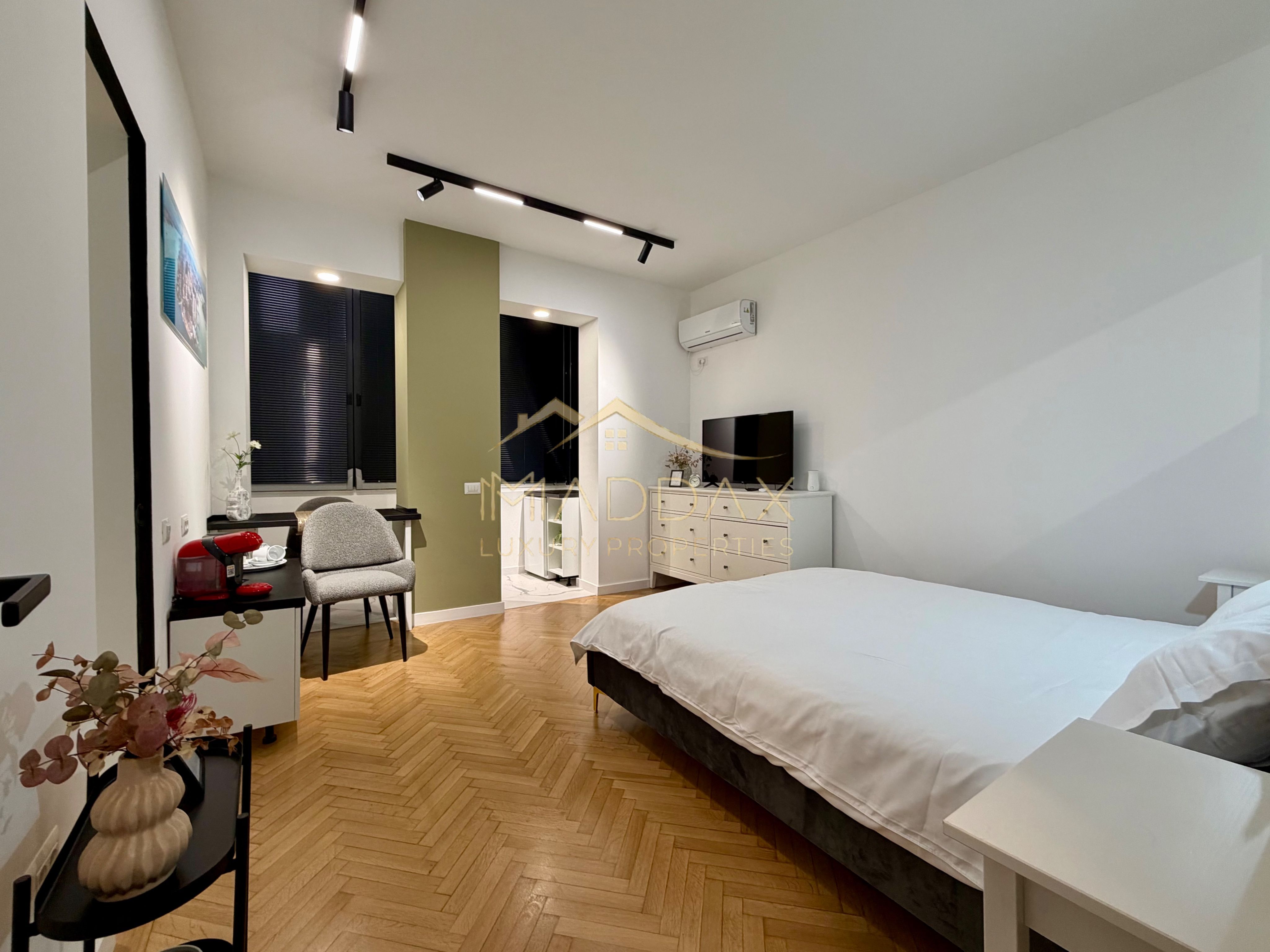 Studio *mobilat complet* // Piata Amzei
