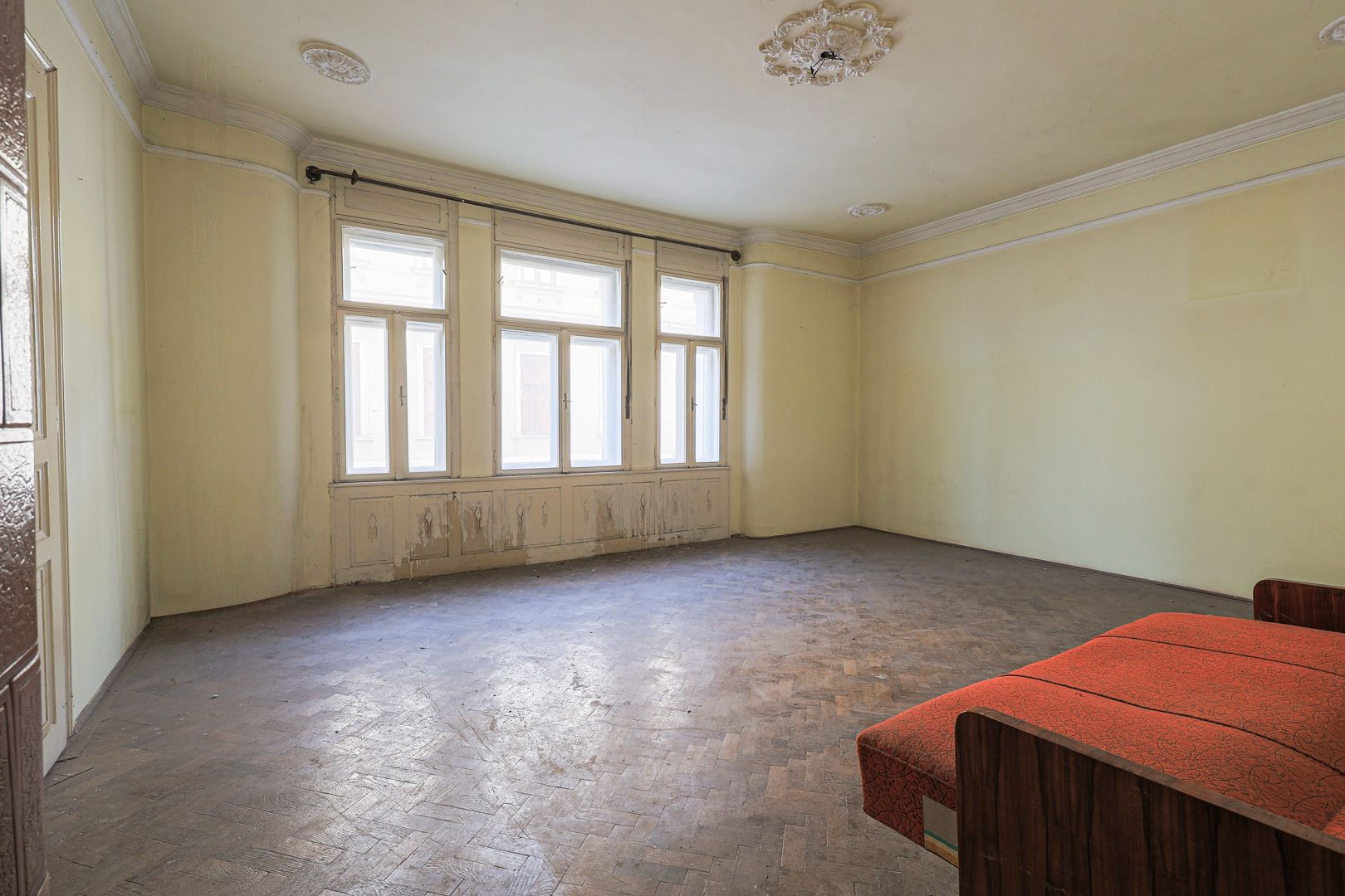 Casă interbelică cu tavane înalte, demisol și curte, în centru! — fotografia 6