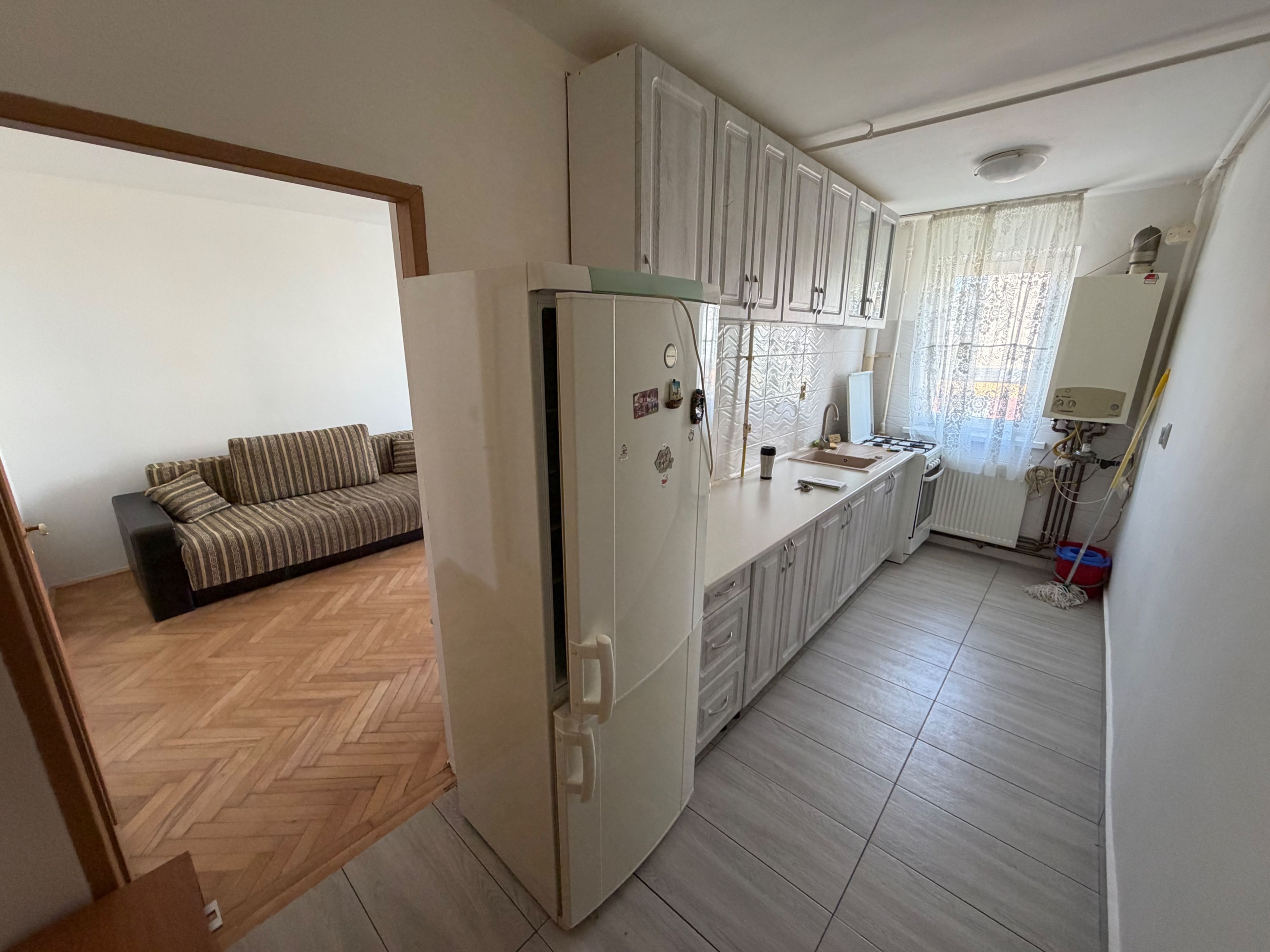 Apartament 3 camere de inchiriat, etaj 5 - zona Cetate