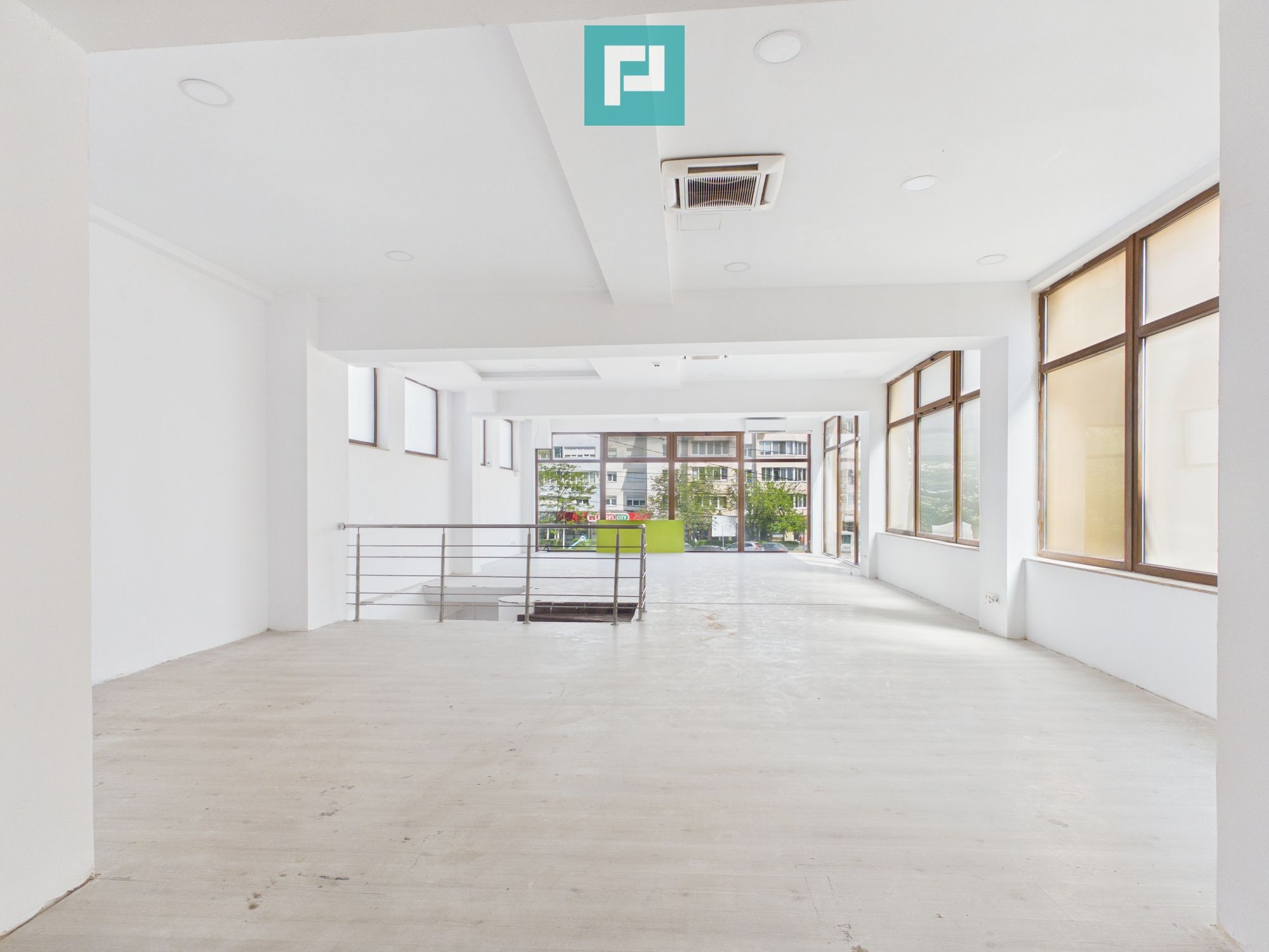 Spațiu Comercial Open Space, Vitrină 8 m, Etaj 1 — fotografia 3