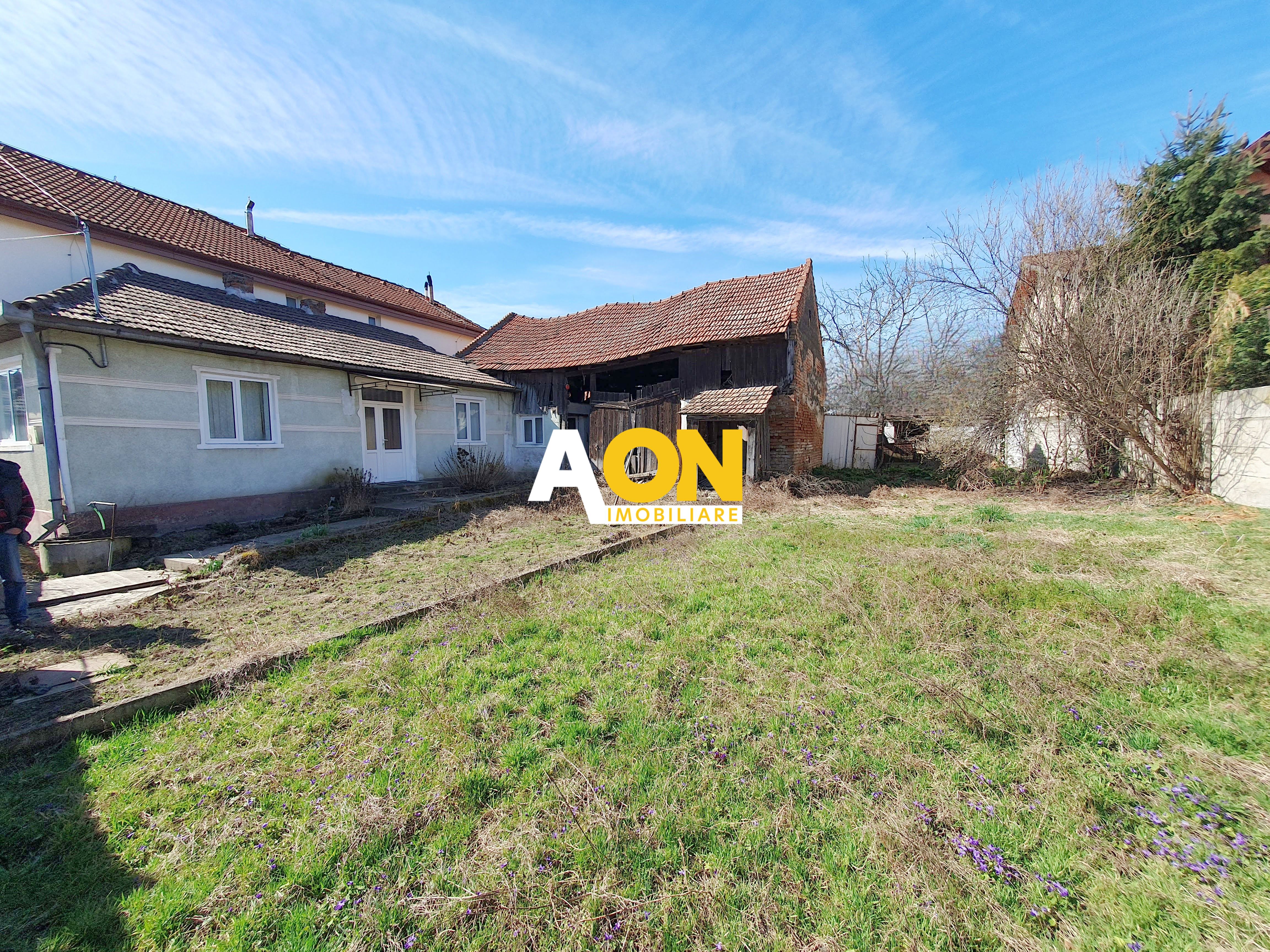 Teren 1426 mp, cu casa demolabila, la asfalt, toate utilitatile