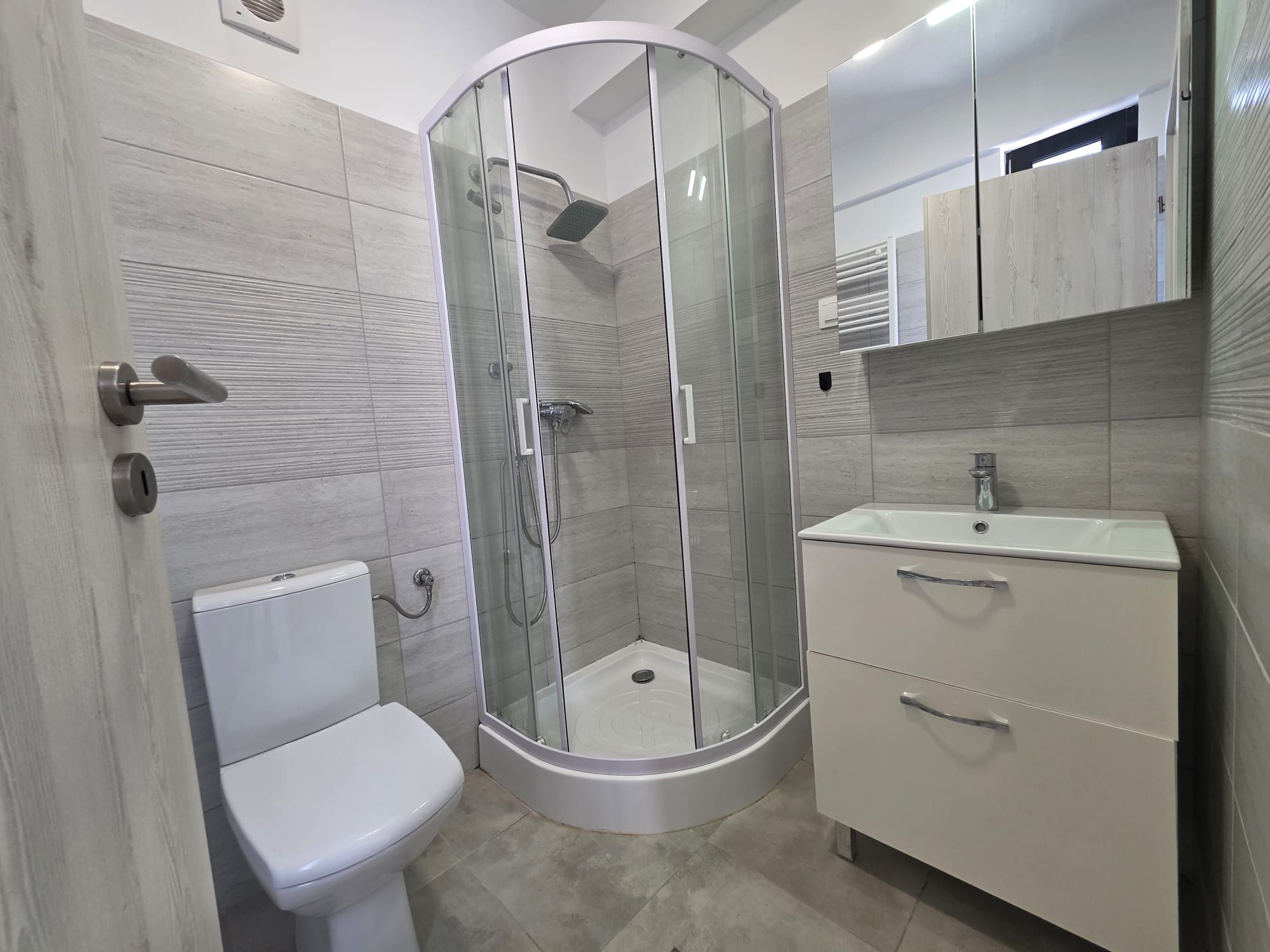 Apartament 3 camere parter si curte 45m  de inchirat Rond OMV Pipera — fotografia 9