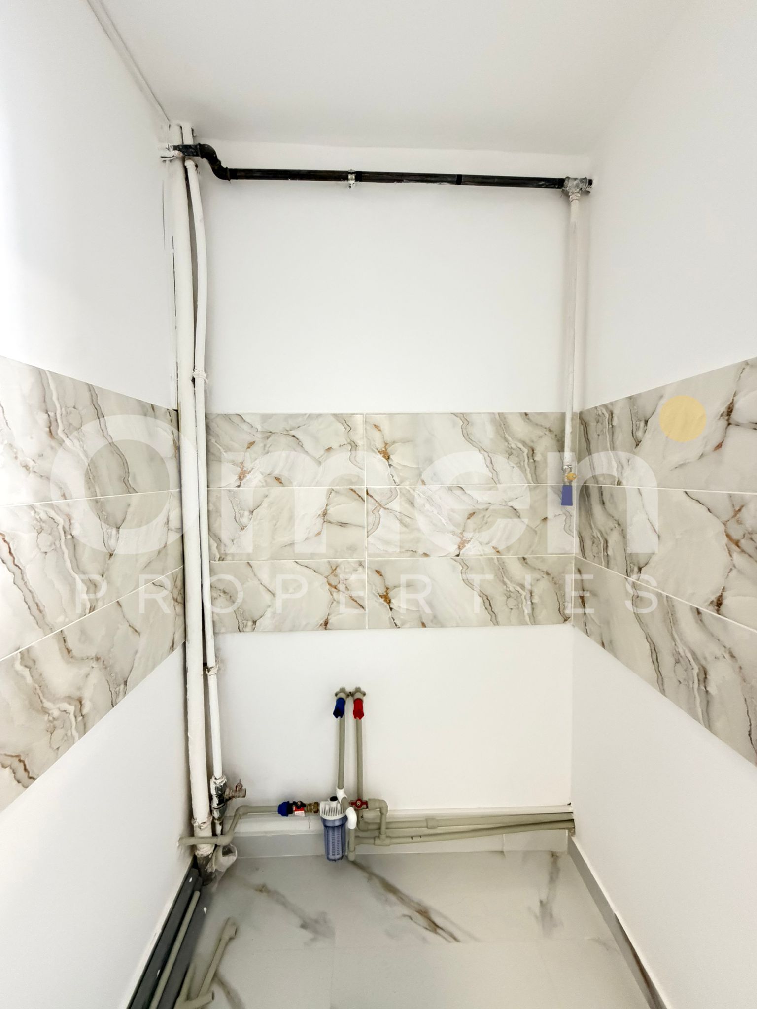 Garsoniera renovata, etaj intermediar, zona Pietei Izvoare — fotografia 3