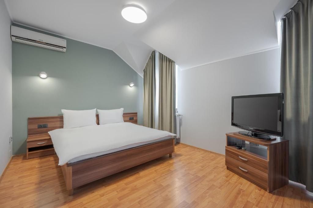 Complex turistic pe un domeniu de 5.375 mp | Sânmartin — fotografia 7