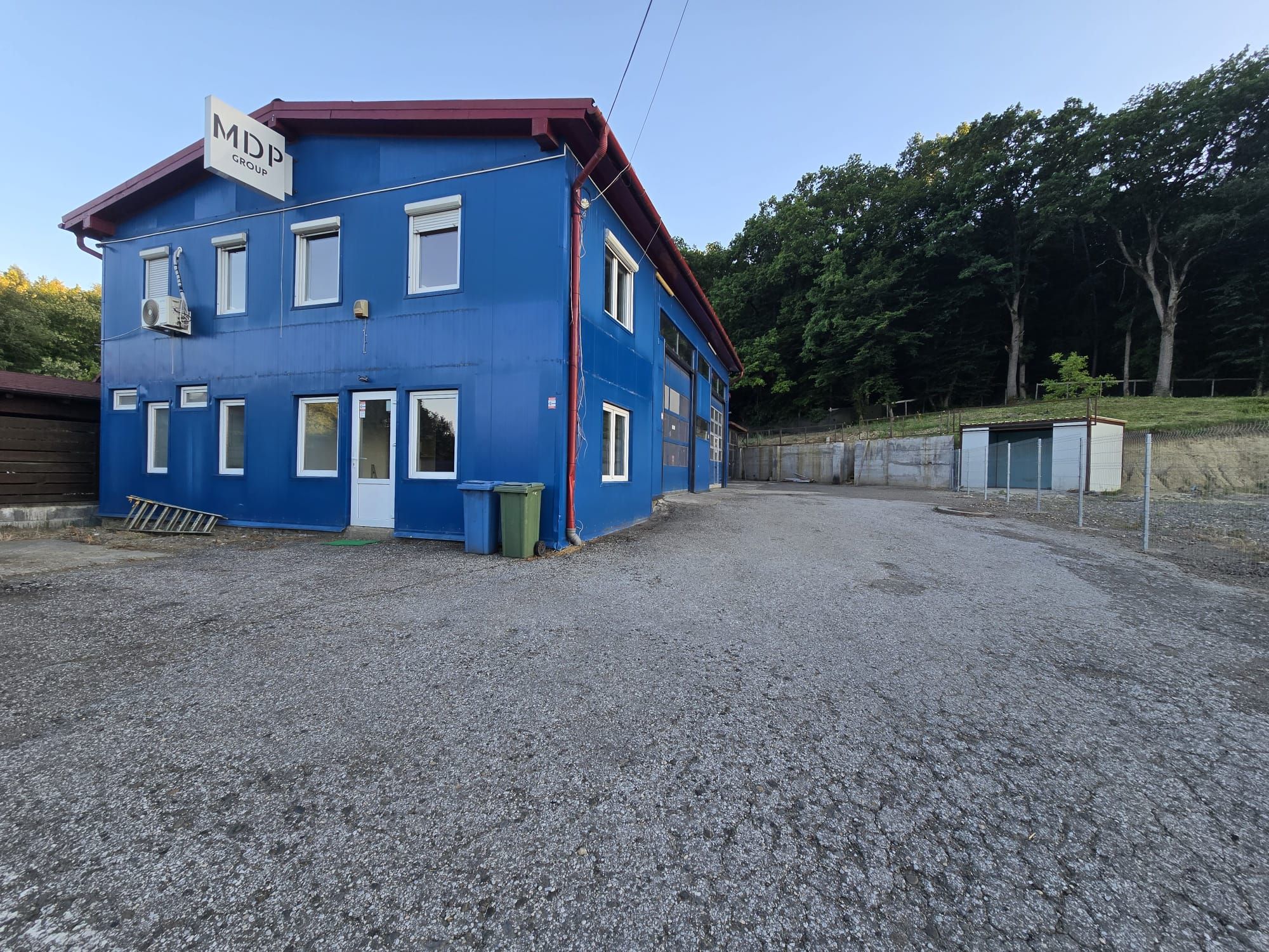 Spatiu comercial 360 mp, teren 1000 mp.4 boxe cu elevator