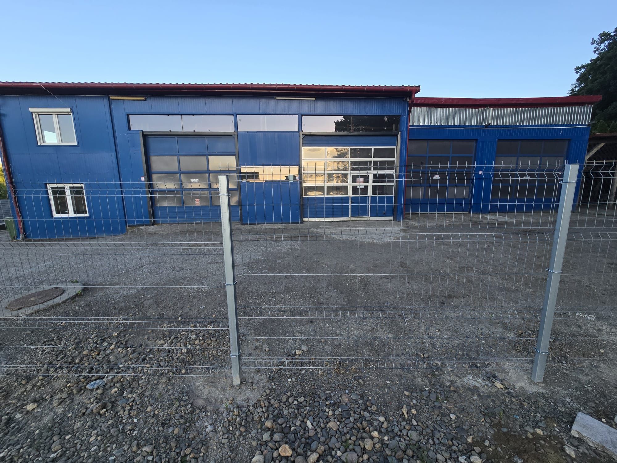 Spatiu comercial 360 mp, teren 1000 mp.4 boxe cu elevator — fotografia 3