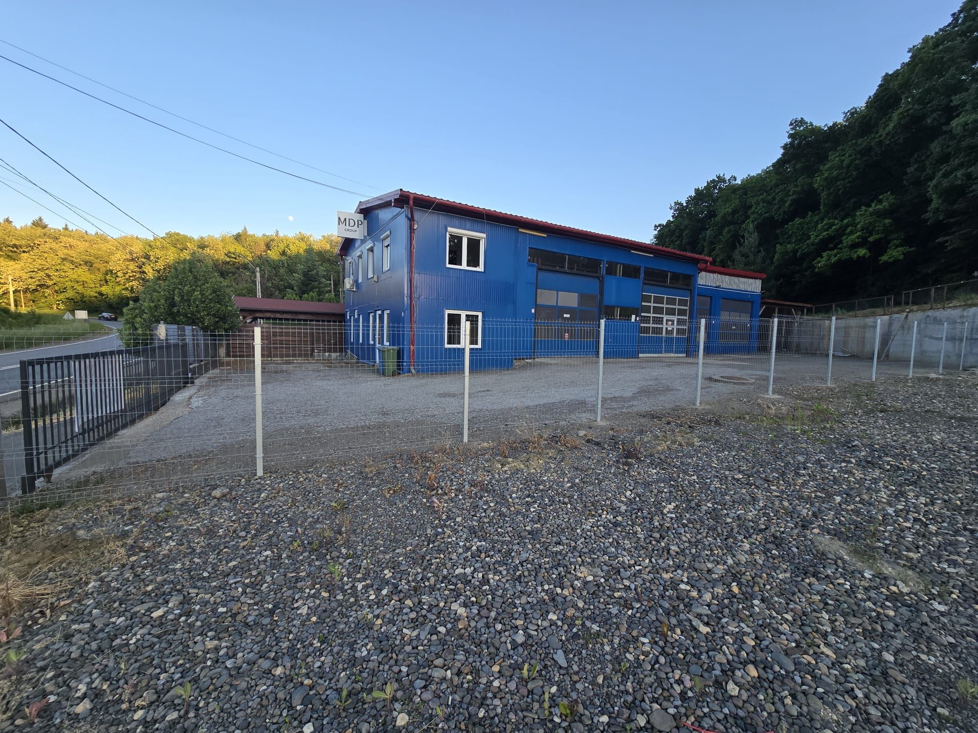 Spatiu comercial 360 mp, teren 1000 mp.4 boxe cu elevator — fotografia 4