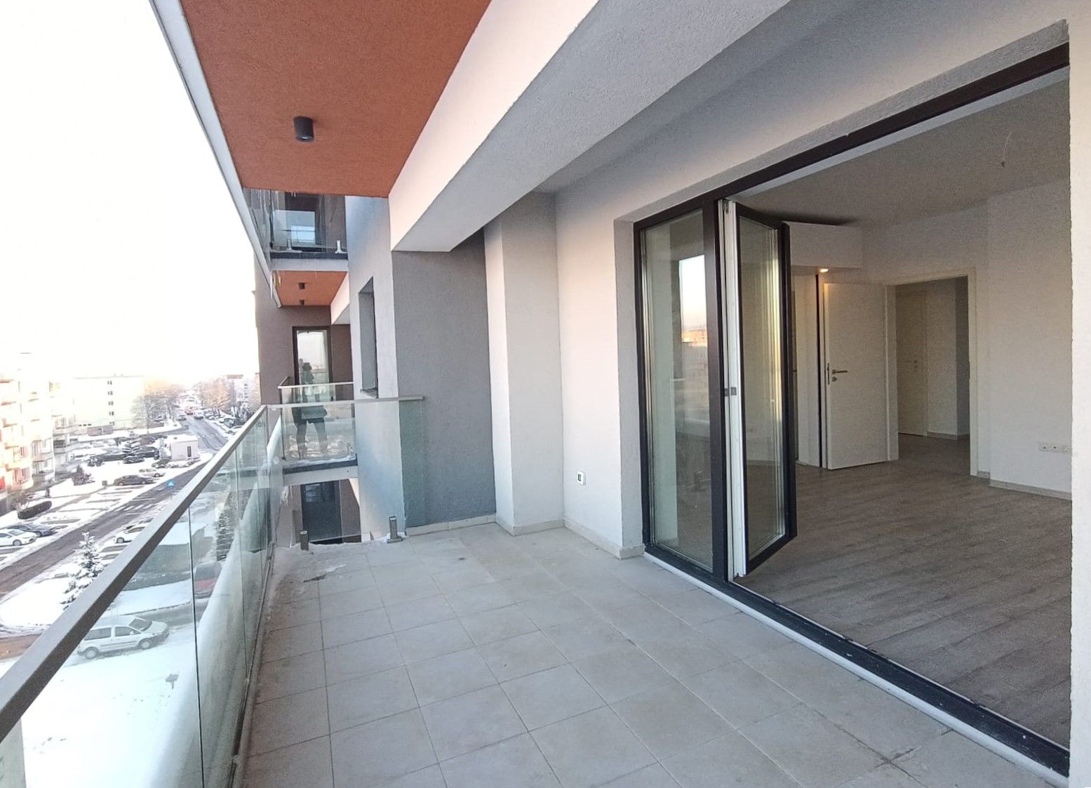 2 camere mobilat cu balcon generos de 9 mp boxă și parcare subterană — fotografia 2