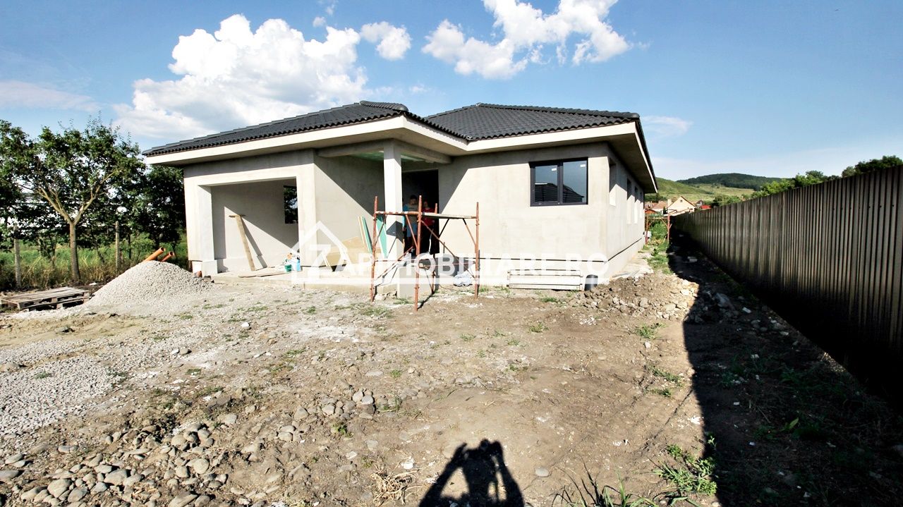 Casa 5 camere pe 1 nivel cu garaj si gard 176mp,1400mp teren