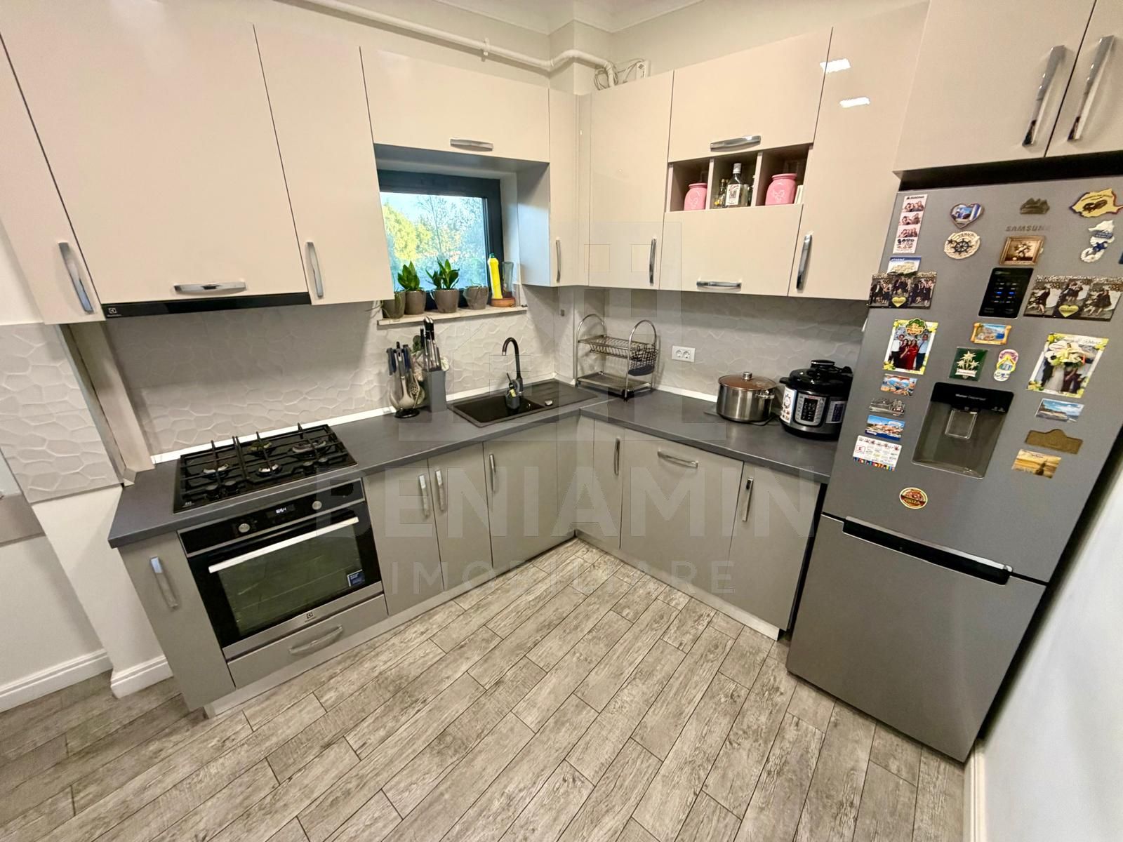 Apartament decomandat deosebit 3 camere 2 bai bloc 2020 cu parcare — fotografia 5