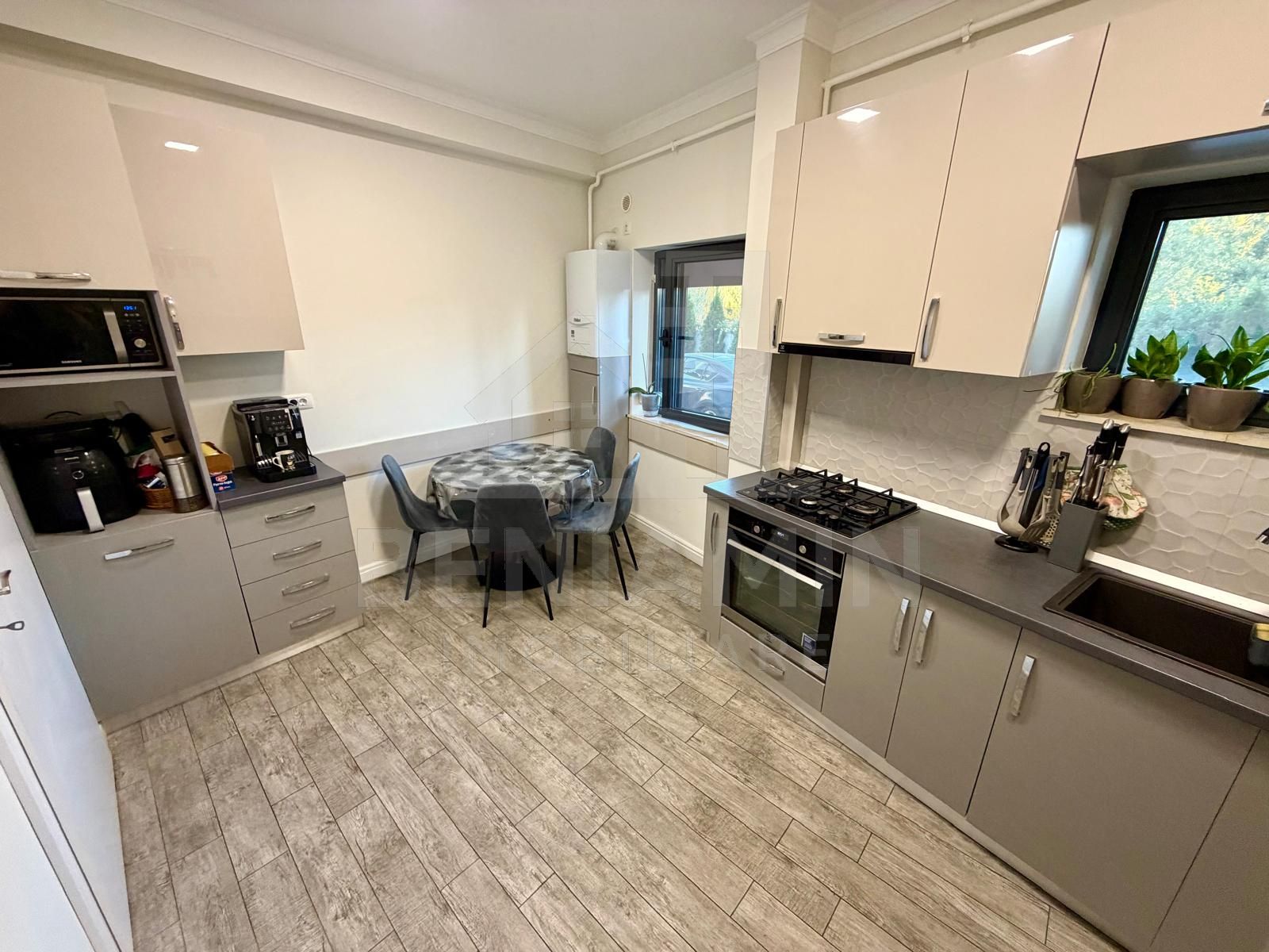 Apartament decomandat deosebit 3 camere 2 bai bloc 2020 cu parcare — fotografia 6