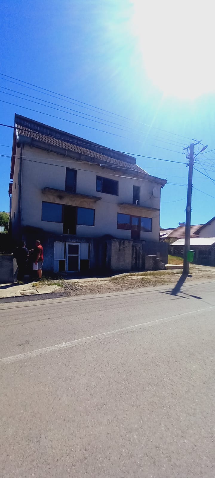 Vânzare urgentă! Clădire comercială cu potențial ridicat, în centrul satului Guruslău – 1000 mp teren!