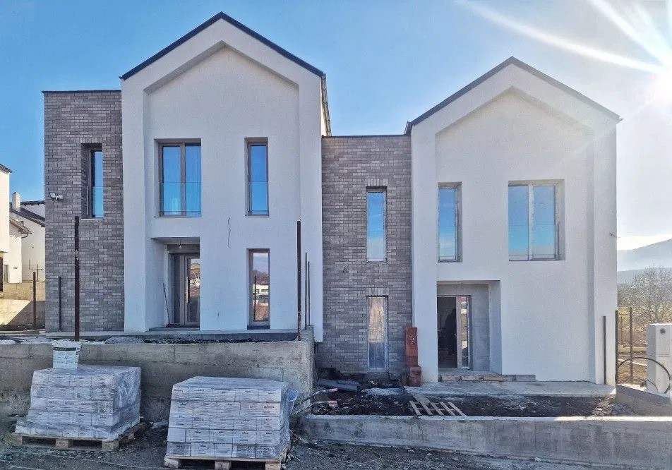 Casă tip duplex cu arhitectură deosebită – 117 mp utili + 250 mp teren-Mihai Eminescu