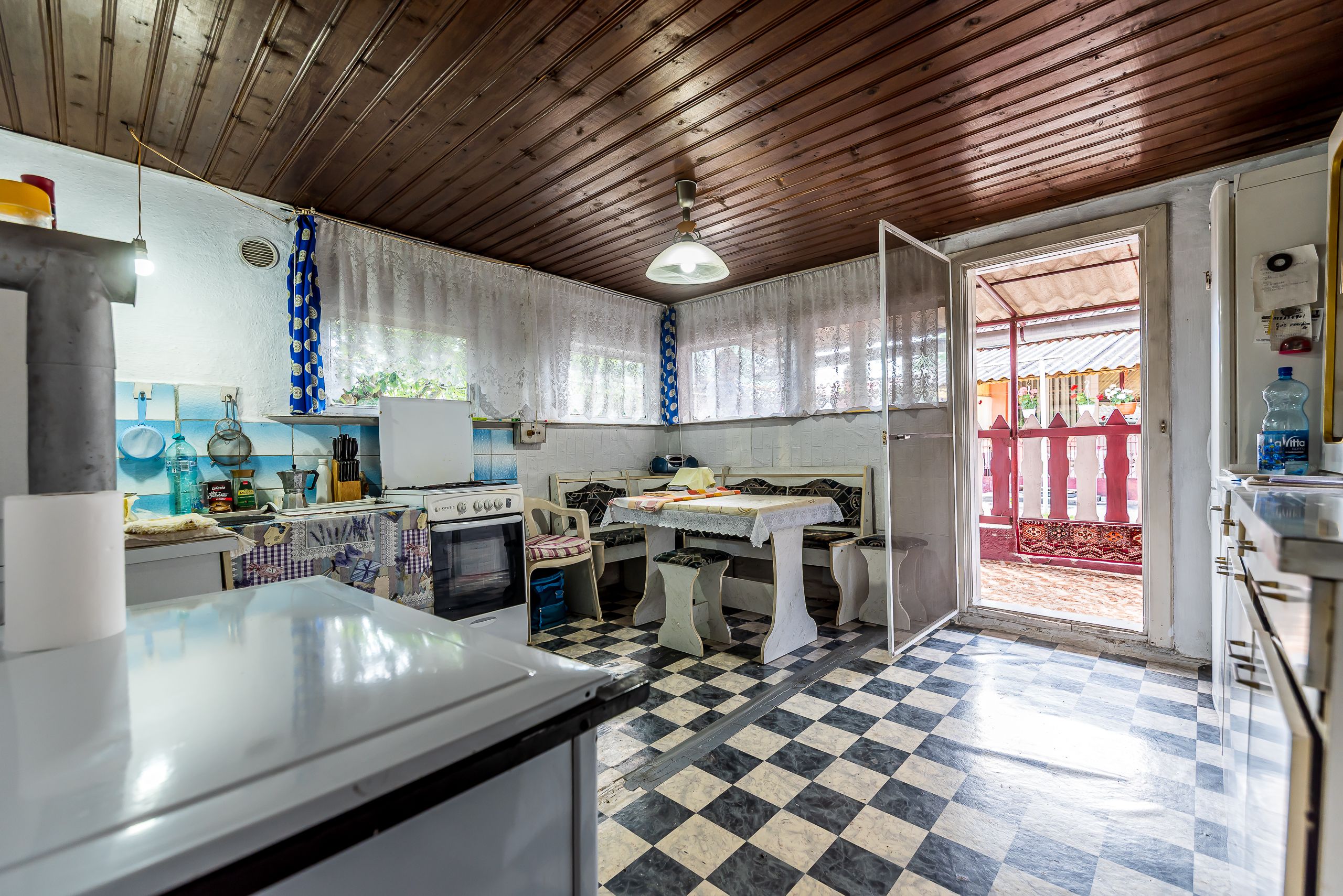 Casa 3 camere, bucatarie si baie, in zona centrala din Chisineu-Cris — fotografia 7