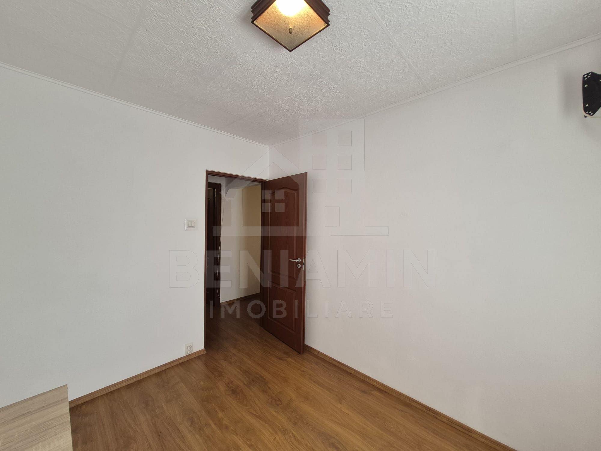 3Camere-50mp-Etaj3- Centrala Termica-50mp-Aer Conditionat-Cv9-Materna — fotografia 6