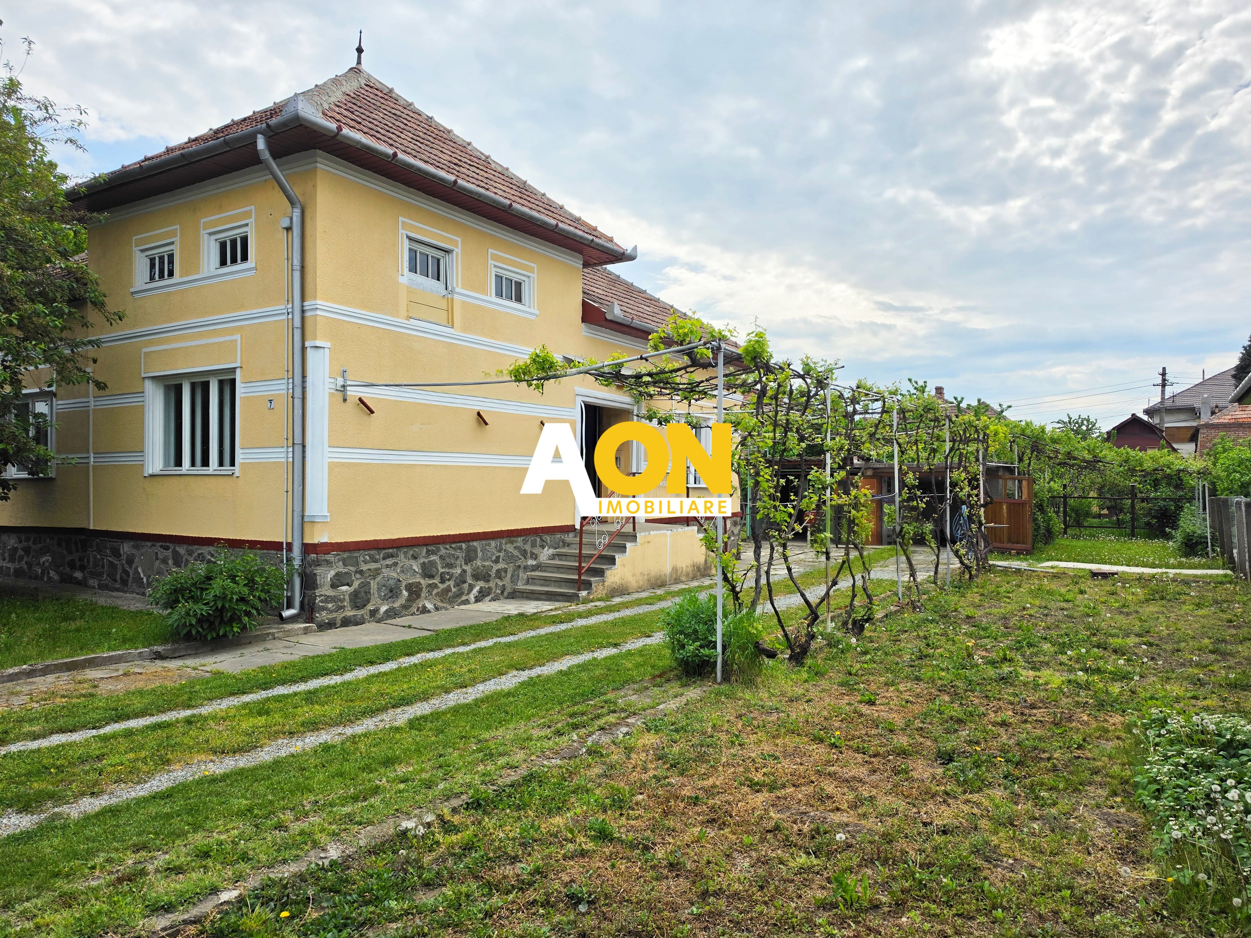 Casa 4 camere, 2 garaje, 652 mp teren, zona exclusivista, Cetate