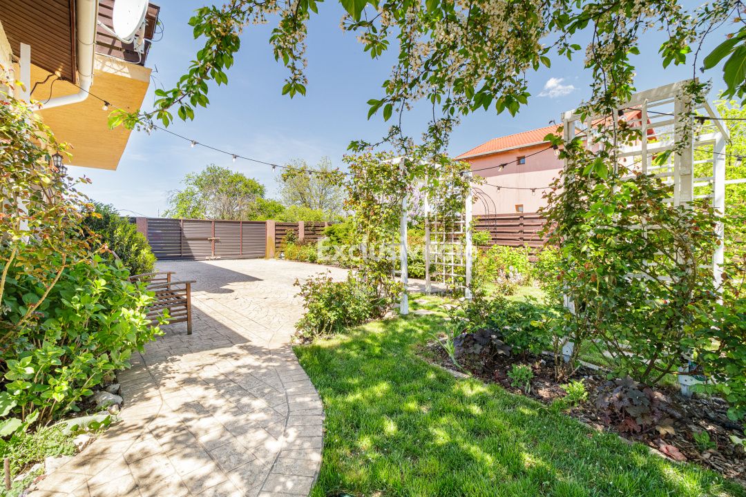 Casa cu suflet si gradina spectaculoasa — fotografia 8