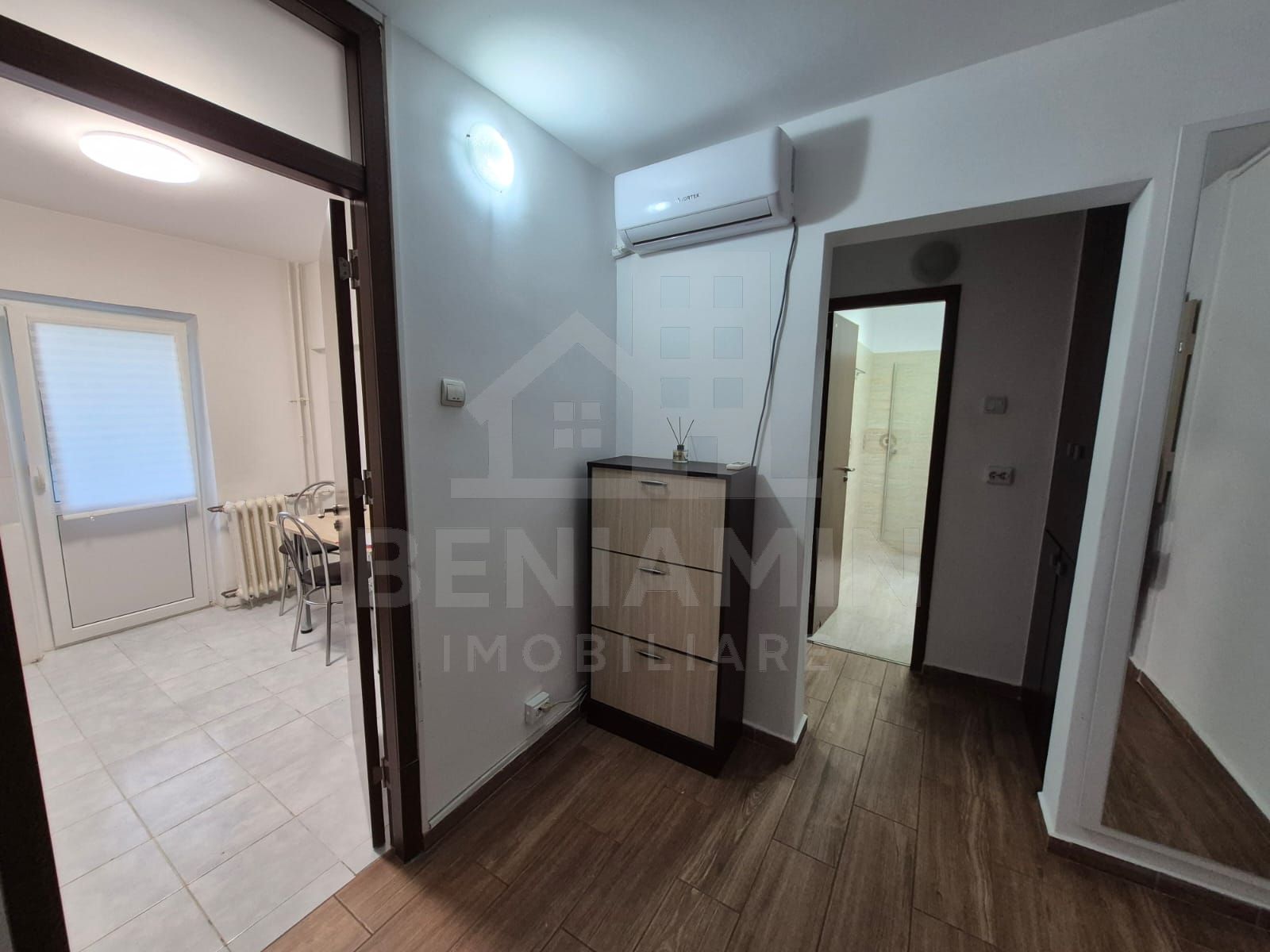 2Decomandate-Etaj2-Aer Conditionat-Mobilat-Utilat-Rovine-Posta — fotografia 4
