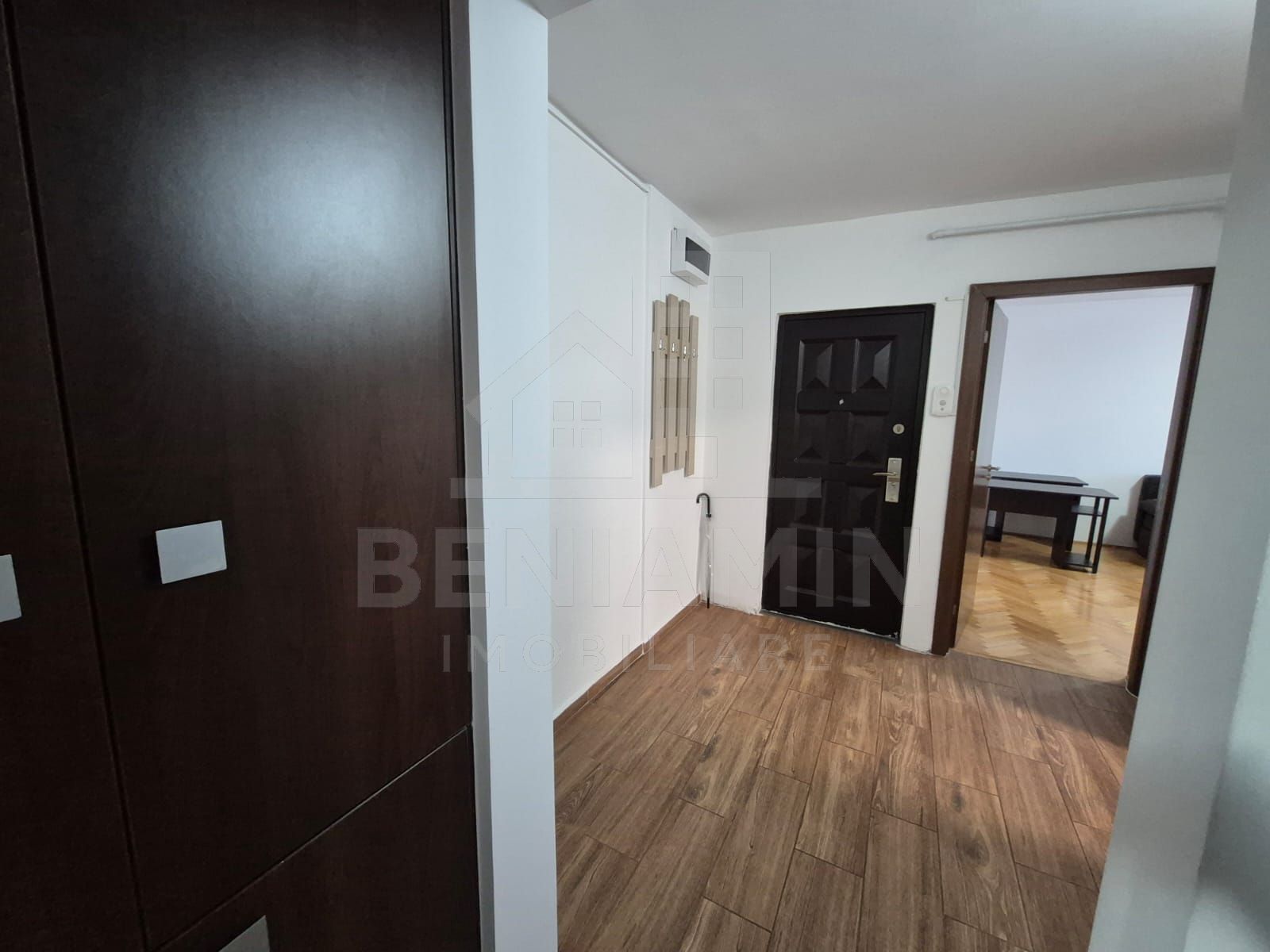 2Decomandate-Etaj2-Aer Conditionat-Mobilat-Utilat-Rovine-Posta — fotografia 5