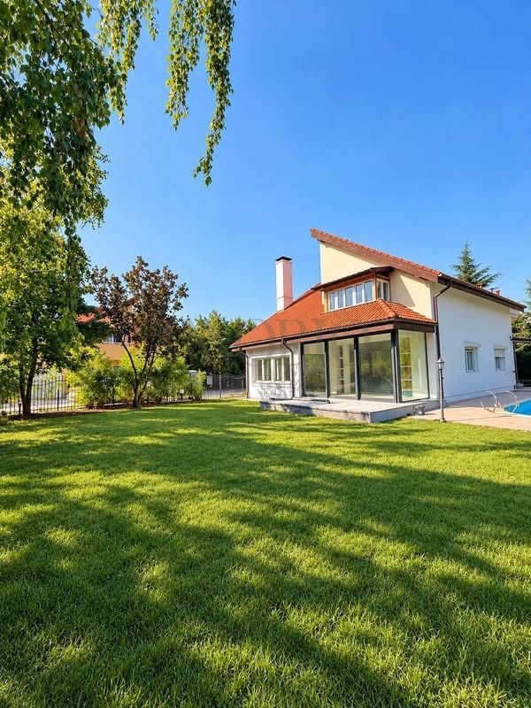Vilă Premium cu Piscină Privată, Curte Generoasă și 5 Locuri — fotografia 4