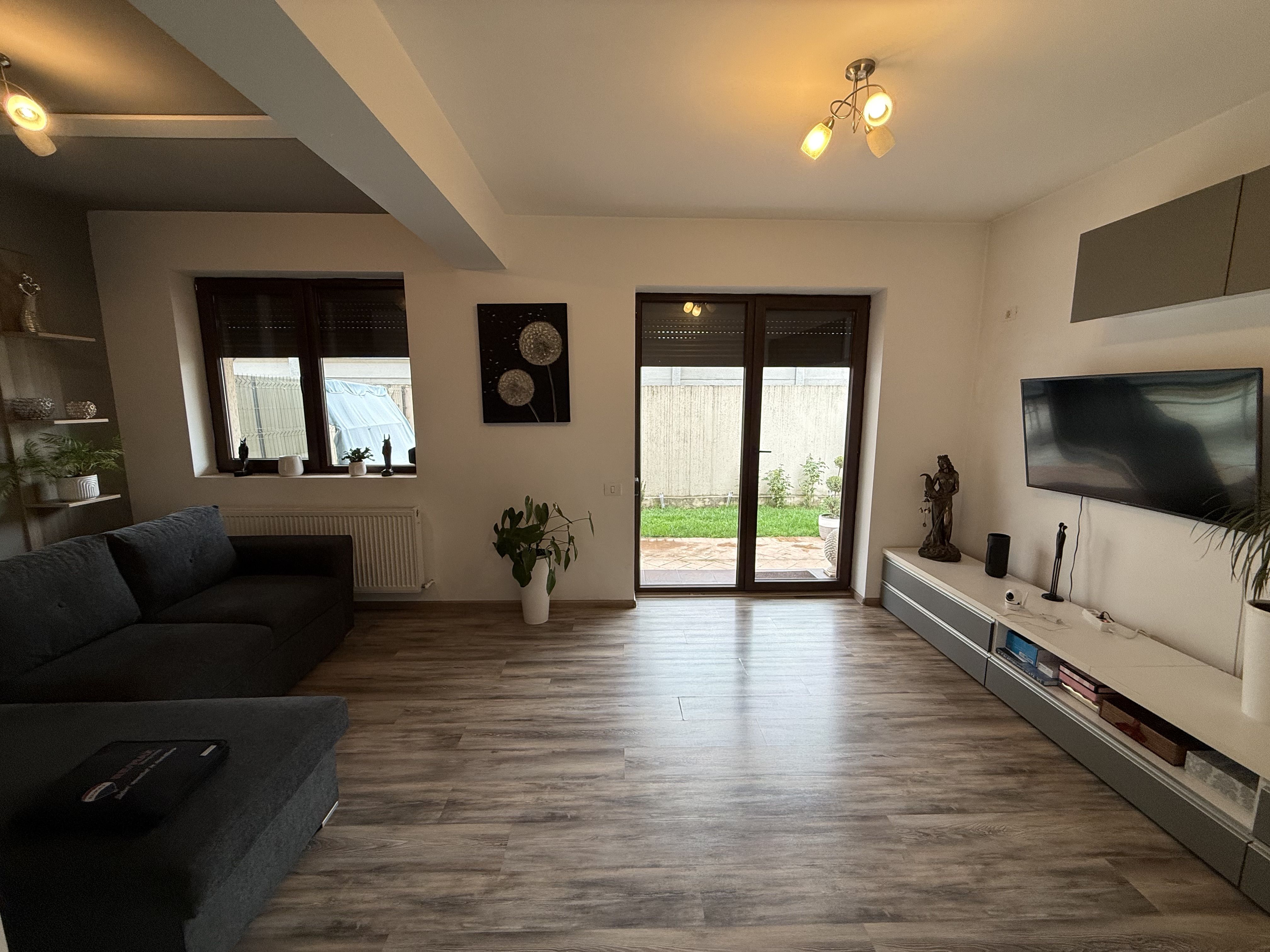 Casă înșiruită complet mobilată + curte+ 2 parcari în complex inchis!