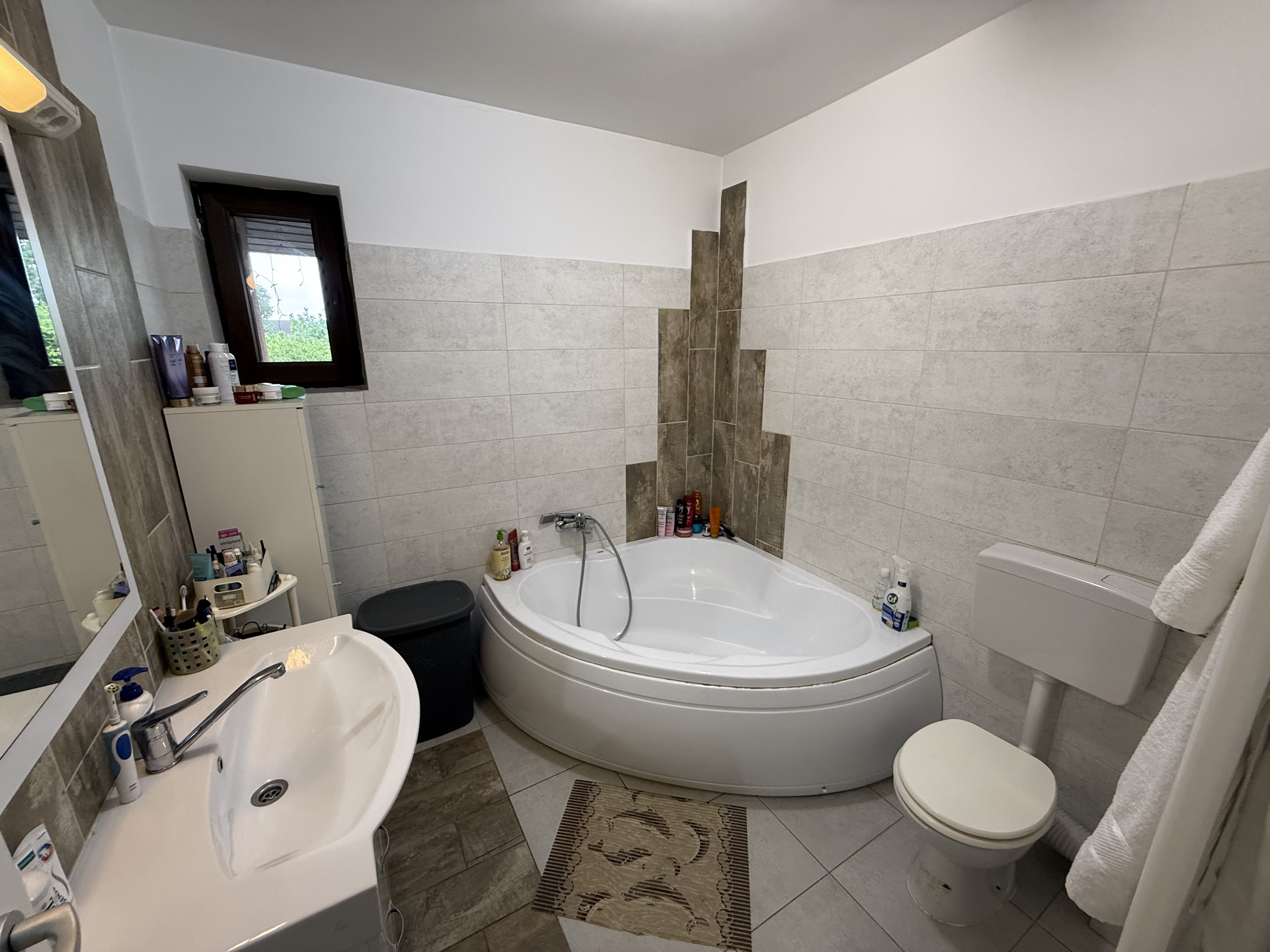 Casă înșiruită complet mobilată + curte+ 2 parcari în complex inchis! — fotografia 10