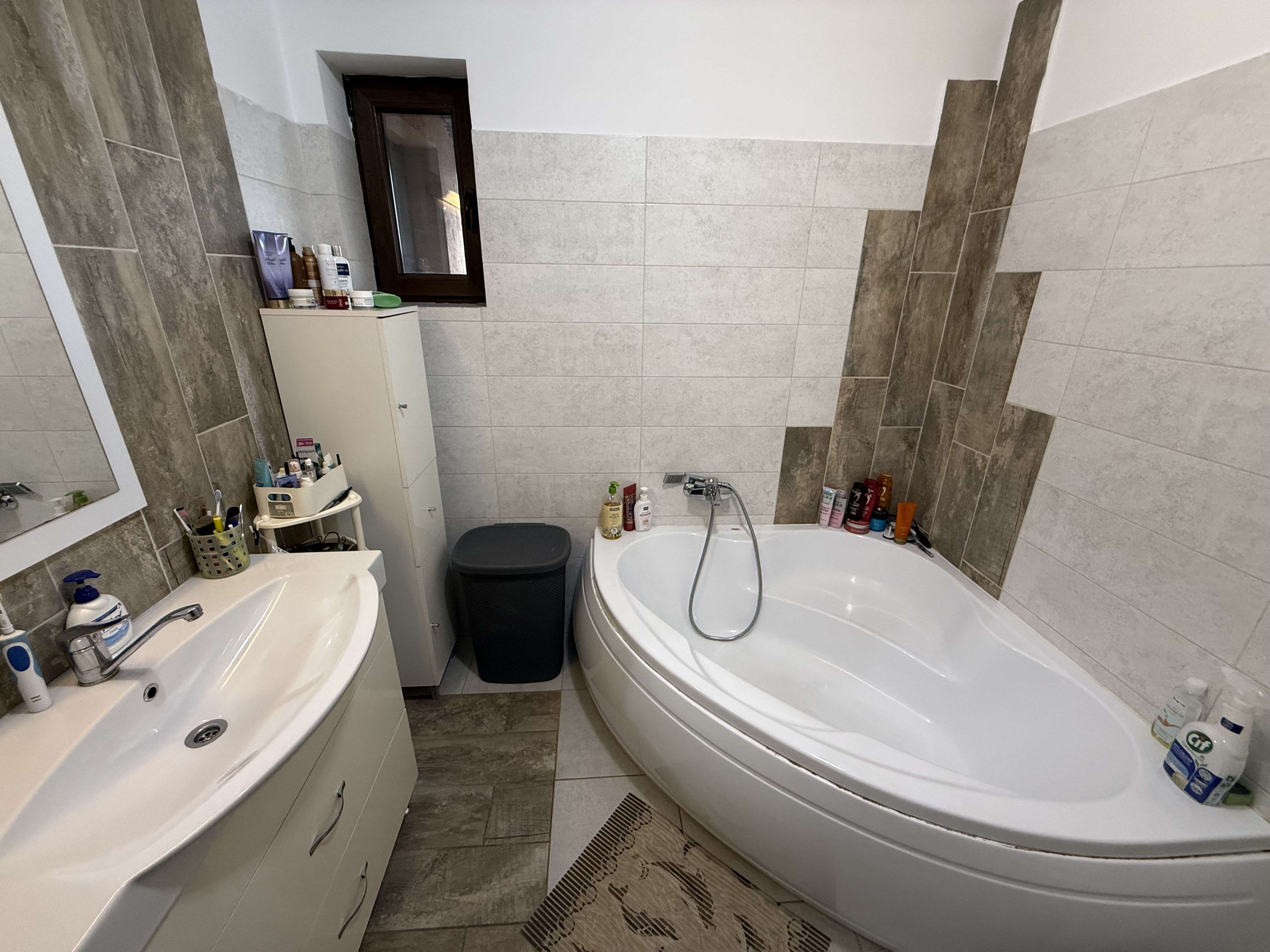 Casă înșiruită complet mobilată + curte+ 2 parcari în complex inchis! — fotografia 11